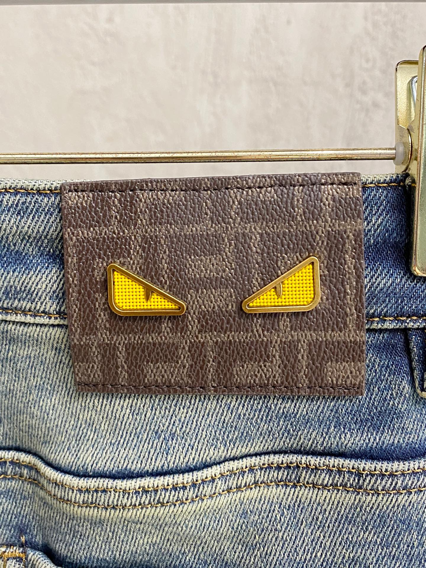 专柜🆕2025秋冬设计推荐 热卖牛仔裤🆕柔软亲肤面料 奢华头层牛皮腰牌 经典蓝洗水 专柜限量款 奢华感订