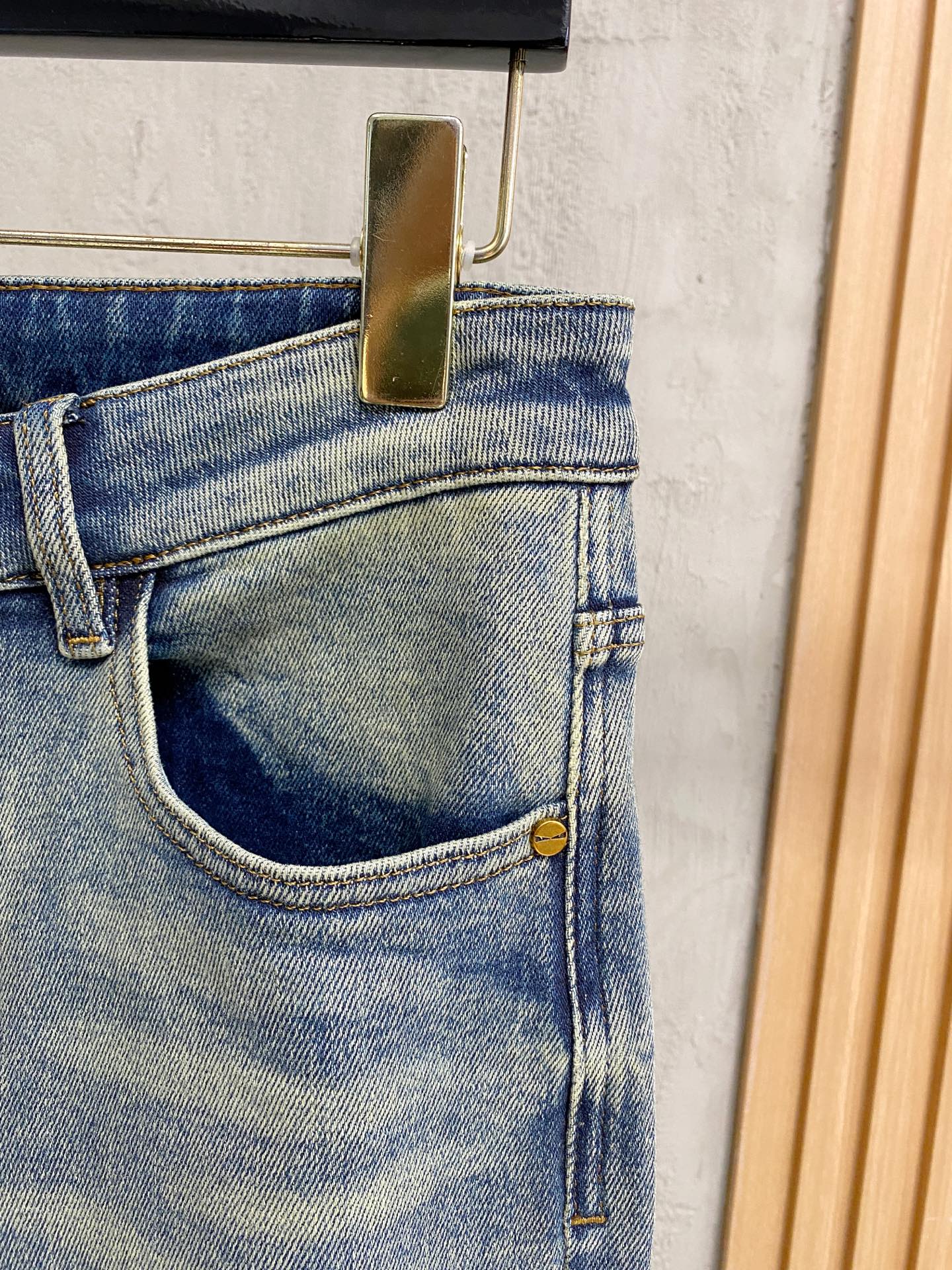 专柜🆕2025秋冬设计推荐 热卖牛仔裤🆕柔软亲肤面料 奢华头层牛皮腰牌 经典蓝洗水 专柜限量款 奢华感订