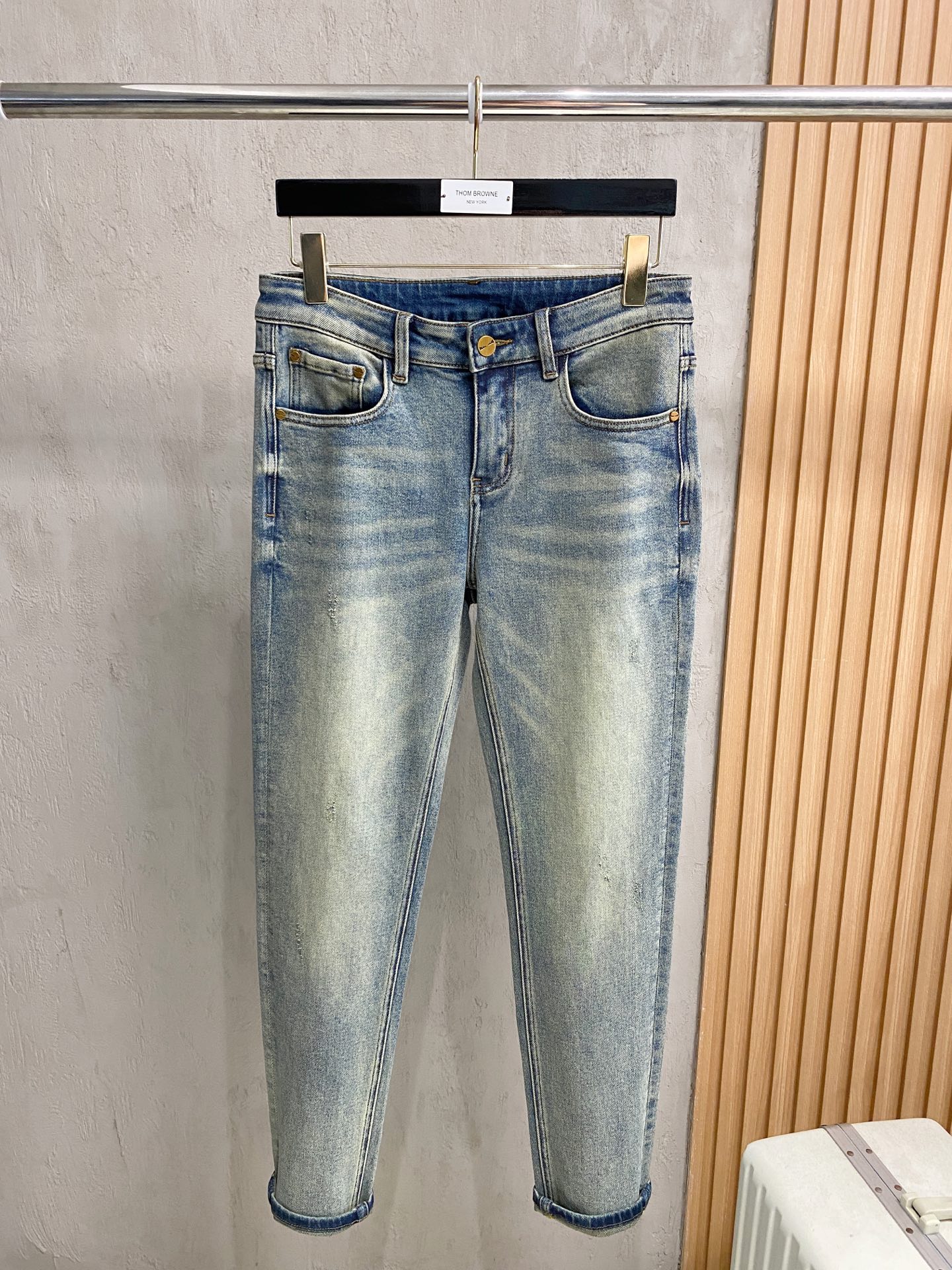 专柜🆕2025秋冬设计推荐 热卖牛仔裤🆕柔软亲肤面料 奢华头层牛皮腰牌 经典蓝洗水 专柜限量款 奢华感订