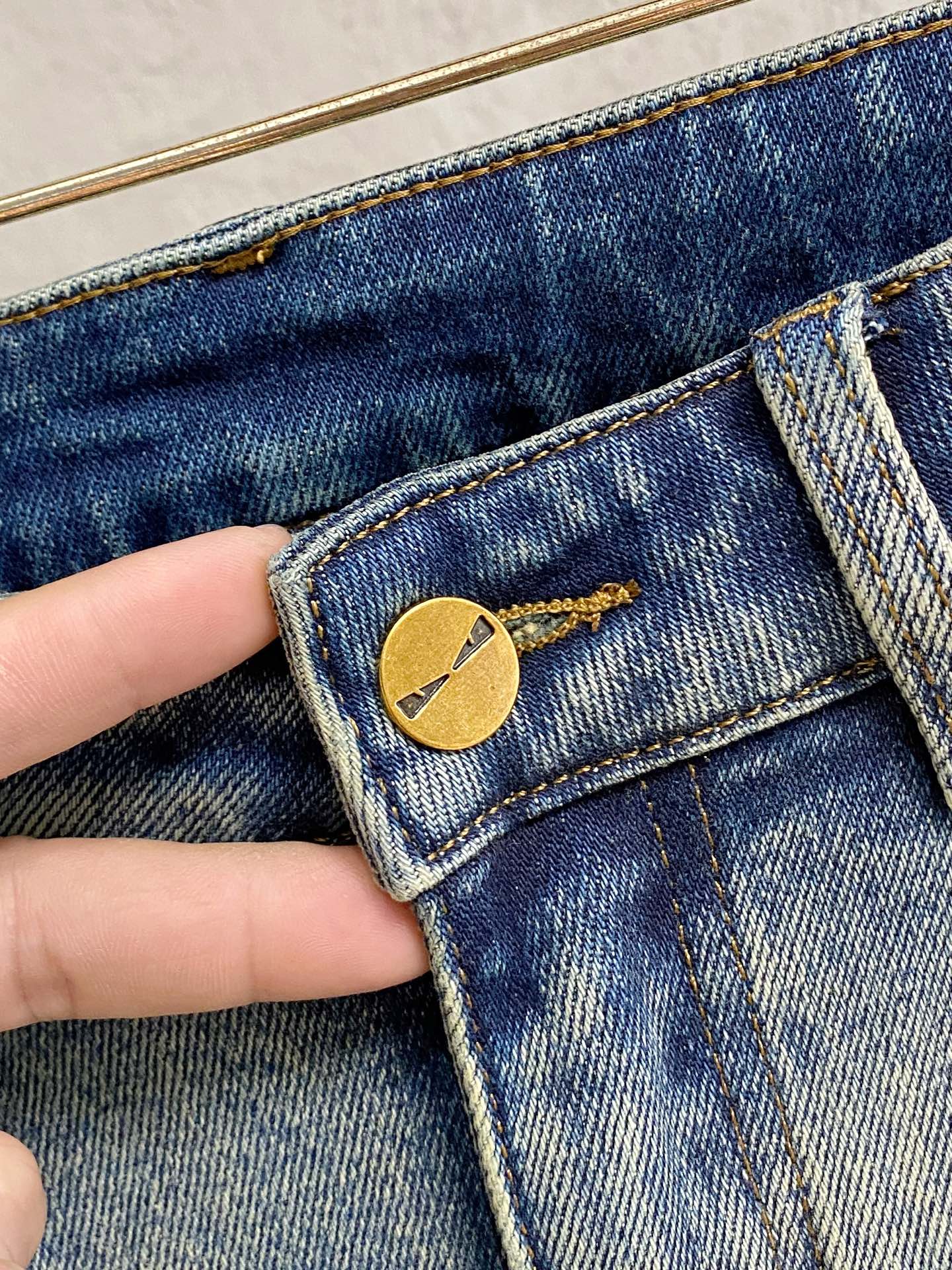 专柜🆕2025秋冬设计推荐 热卖牛仔裤🆕柔软亲肤面料 奢华头层牛皮腰牌 经典蓝洗水 专柜限量款 奢华感订