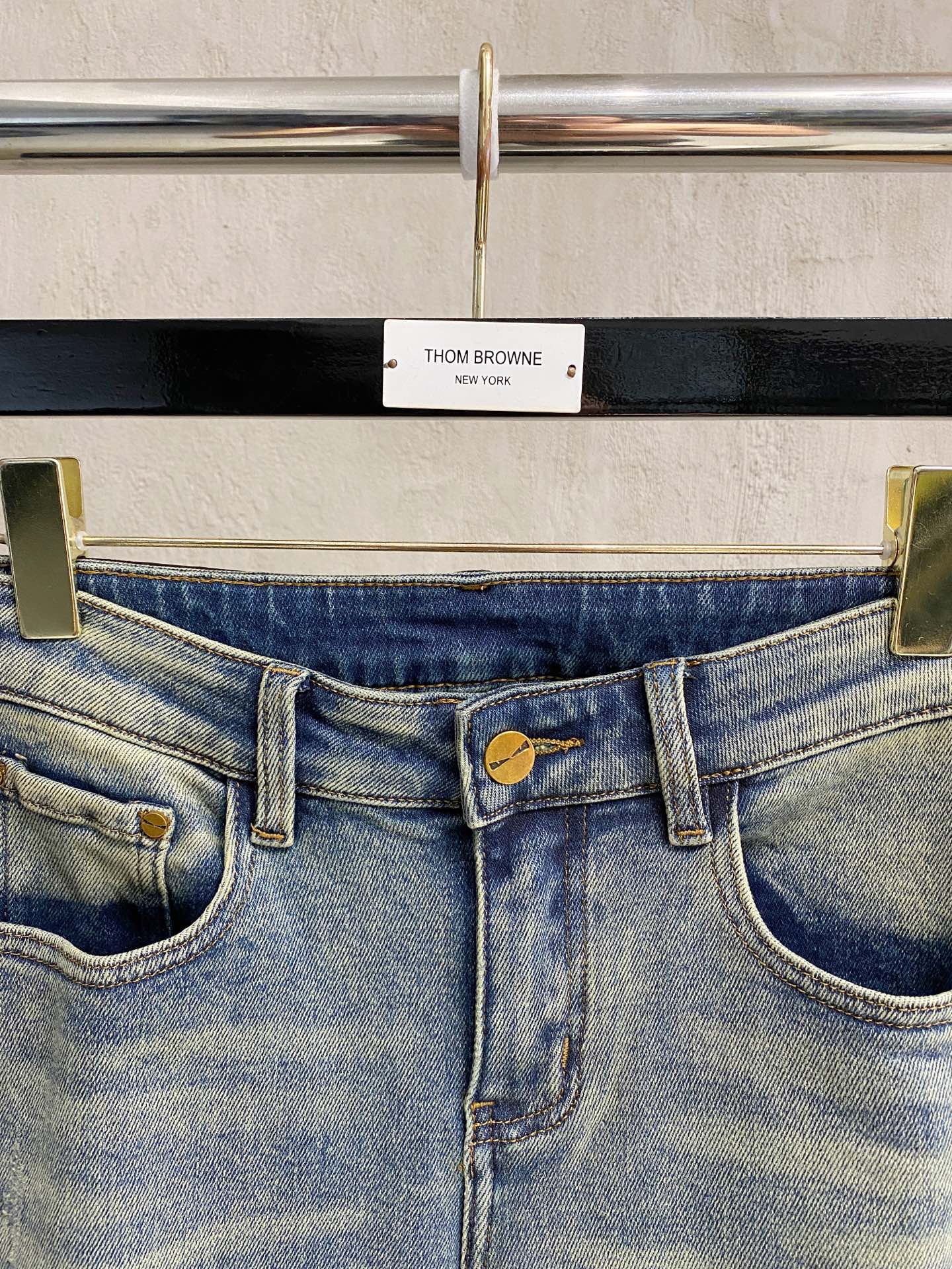 专柜🆕2025秋冬设计推荐 热卖牛仔裤🆕柔软亲肤面料 奢华头层牛皮腰牌 经典蓝洗水 专柜限量款 奢华感订