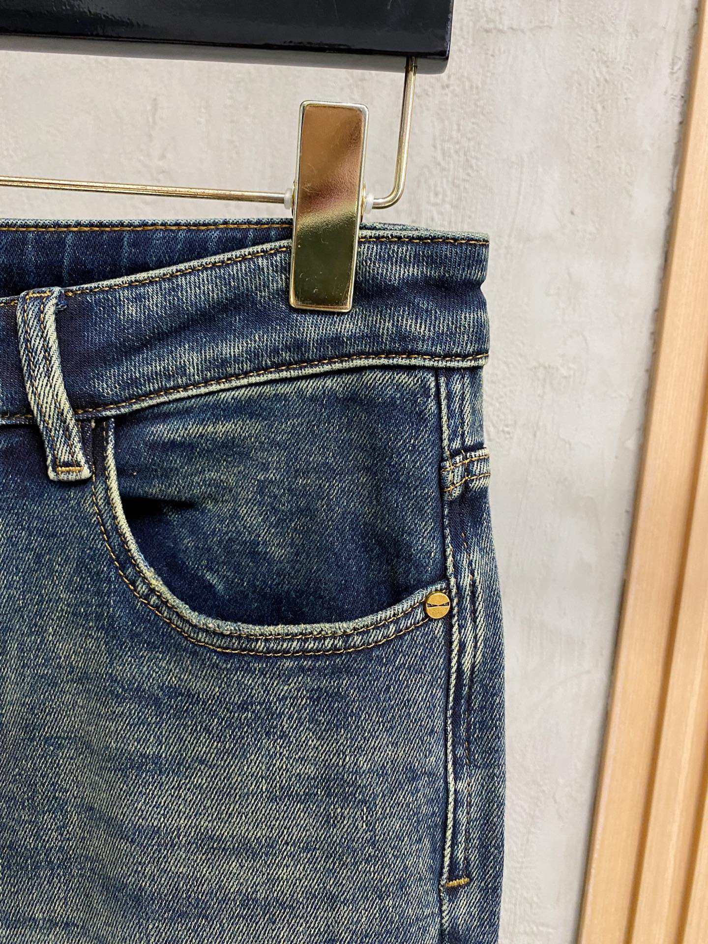 专柜🆕2025秋冬设计推荐 热卖牛仔裤🆕柔软亲肤面料 奢华头层牛皮腰牌 经典蓝洗水 专柜限量款 奢华感订