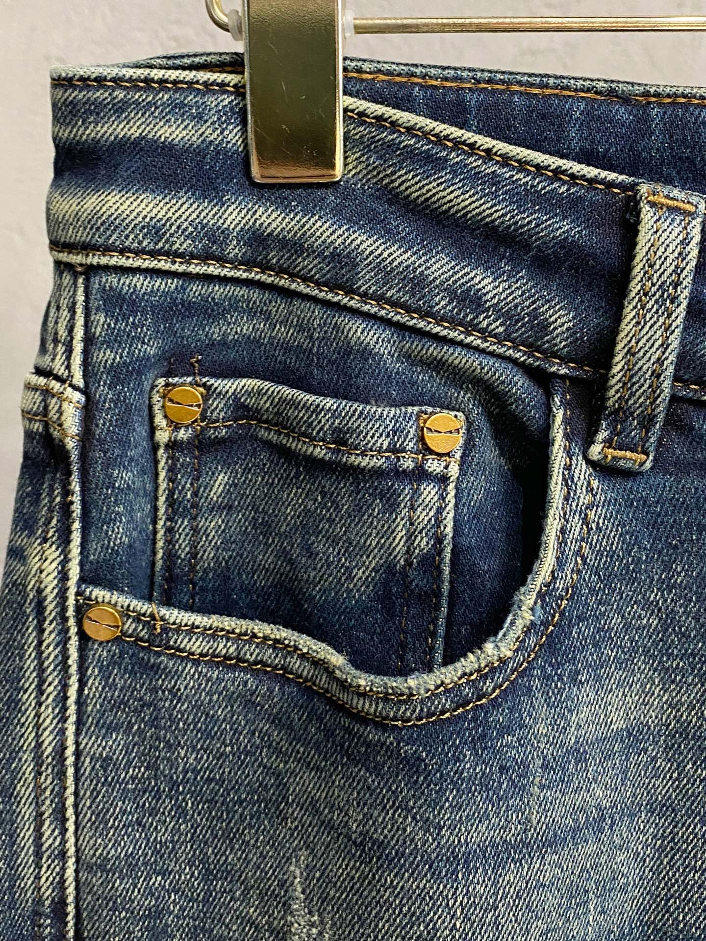 专柜🆕2025秋冬设计推荐 热卖牛仔裤🆕柔软亲肤面料 奢华头层牛皮腰牌 经典蓝洗水 专柜限量款 奢华感订