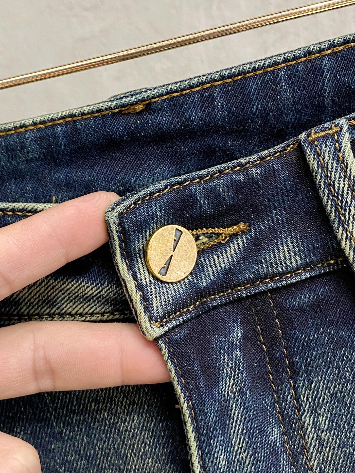 专柜🆕2025秋冬设计推荐 热卖牛仔裤🆕柔软亲肤面料 奢华头层牛皮腰牌 经典蓝洗水 专柜限量款 奢华感订