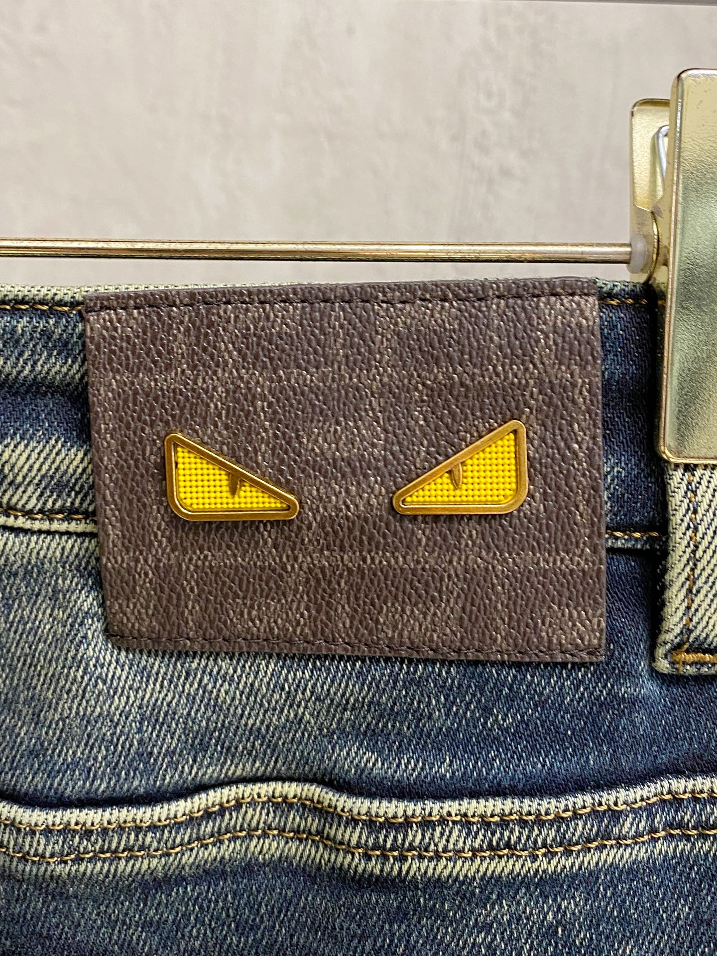 专柜🆕2025秋冬设计推荐 热卖牛仔裤🆕柔软亲肤面料 奢华头层牛皮腰牌 经典蓝洗水 专柜限量款 奢华感订