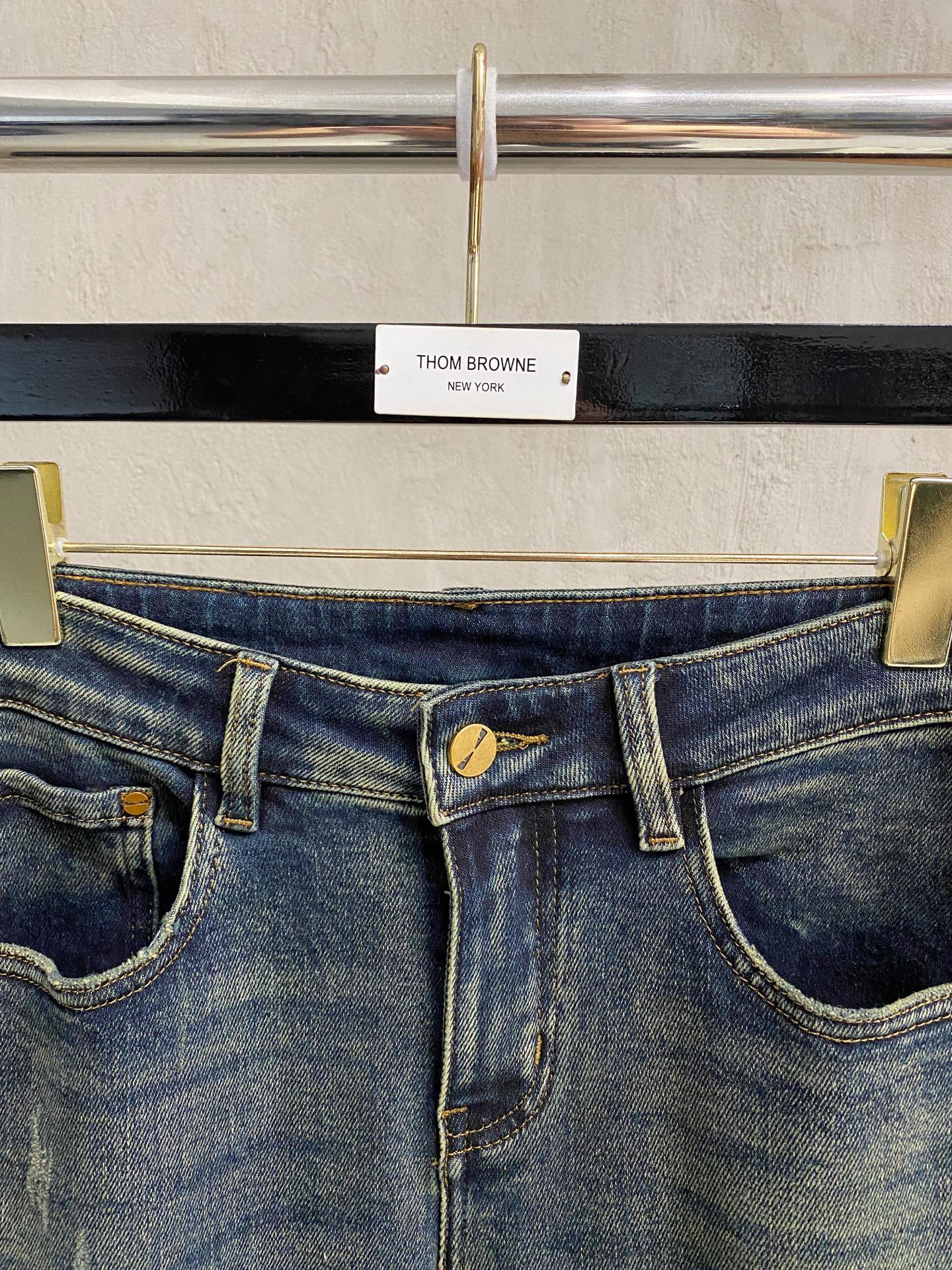 专柜🆕2025秋冬设计推荐 热卖牛仔裤🆕柔软亲肤面料 奢华头层牛皮腰牌 经典蓝洗水 专柜限量款 奢华感订