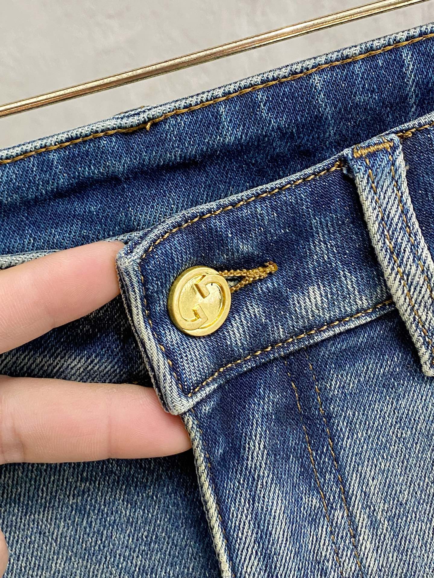 专柜🆕2025秋冬设计推荐 热卖牛仔裤🆕柔软亲肤面料 奢华头层牛皮腰牌 经典蓝洗水 专柜限量款 奢华感订