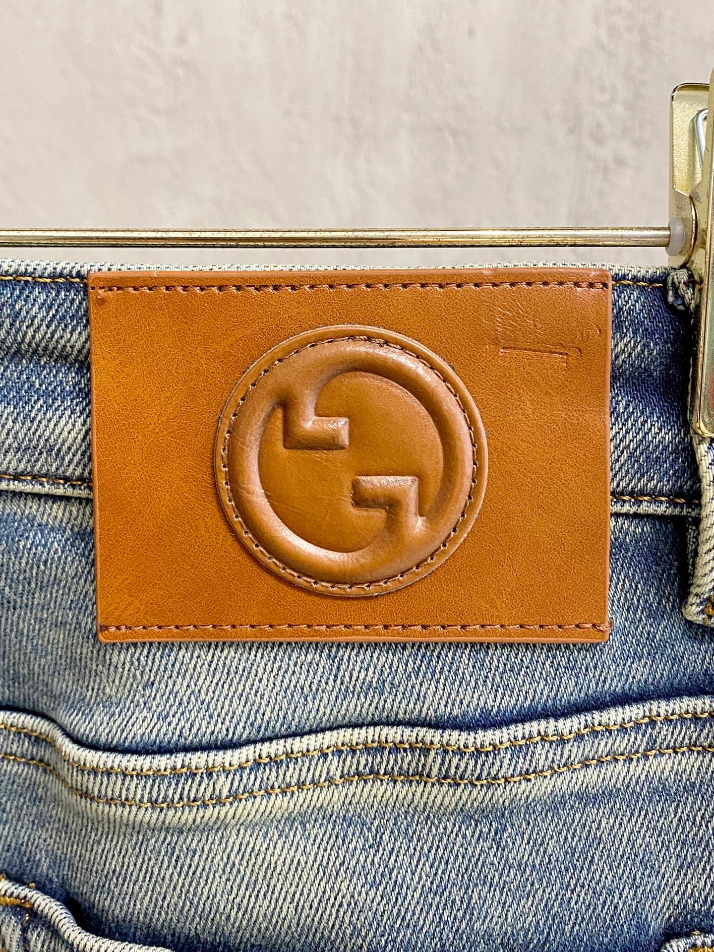 专柜🆕2025秋冬设计推荐 热卖牛仔裤🆕柔软亲肤面料 奢华头层牛皮腰牌 经典蓝洗水 专柜限量款 奢华感订