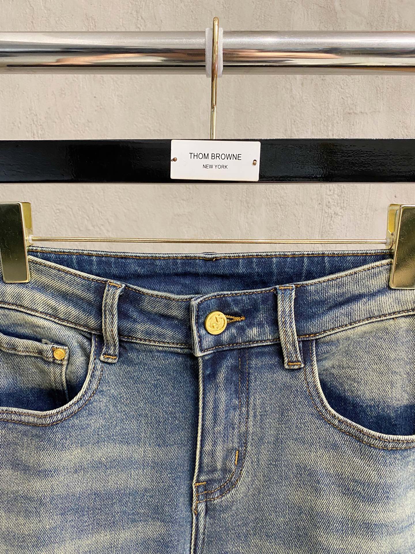 专柜🆕2025秋冬设计推荐 热卖牛仔裤🆕柔软亲肤面料 奢华头层牛皮腰牌 经典蓝洗水 专柜限量款 奢华感订