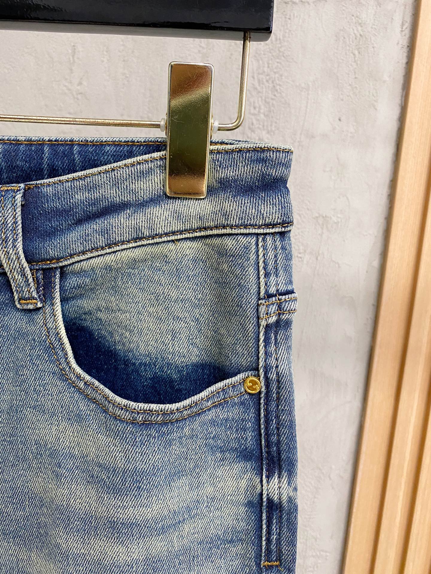 专柜🆕2025秋冬设计推荐 热卖牛仔裤🆕柔软亲肤面料 奢华头层牛皮腰牌 经典蓝洗水 专柜限量款 奢华感订