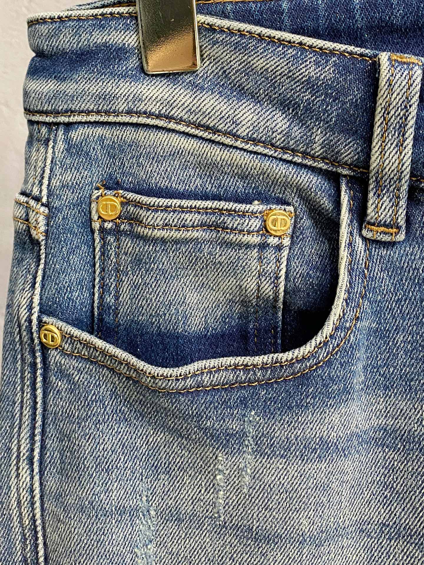 专柜🆕2025秋冬设计推荐 热卖牛仔裤🆕柔软亲肤面料 奢华头层牛皮腰牌 经典蓝洗水 专柜限量款 奢华感订