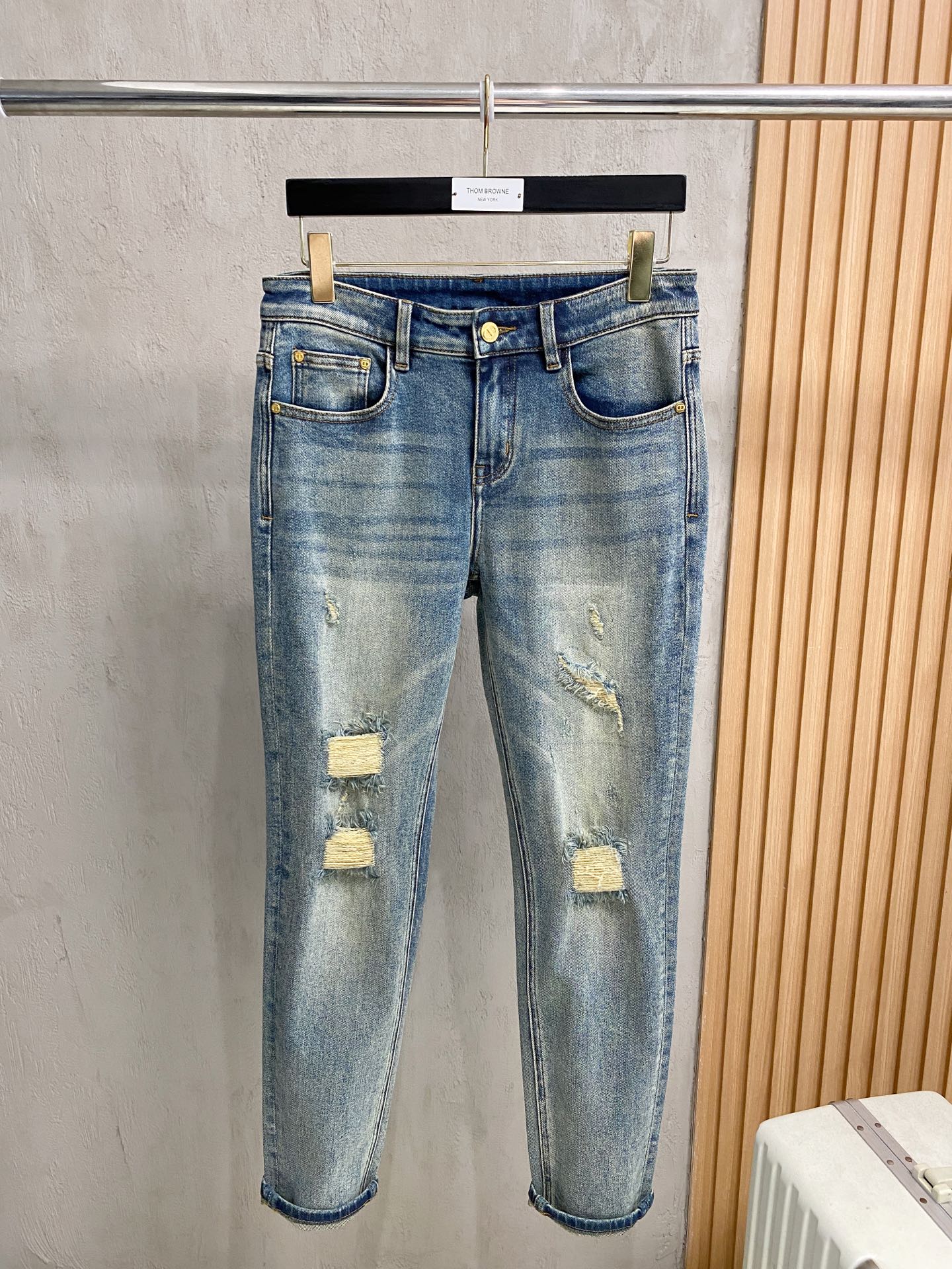 专柜🆕2025秋冬设计推荐 热卖牛仔裤🆕柔软亲肤面料 奢华头层牛皮腰牌 经典蓝洗水 专柜限量款 奢华感订