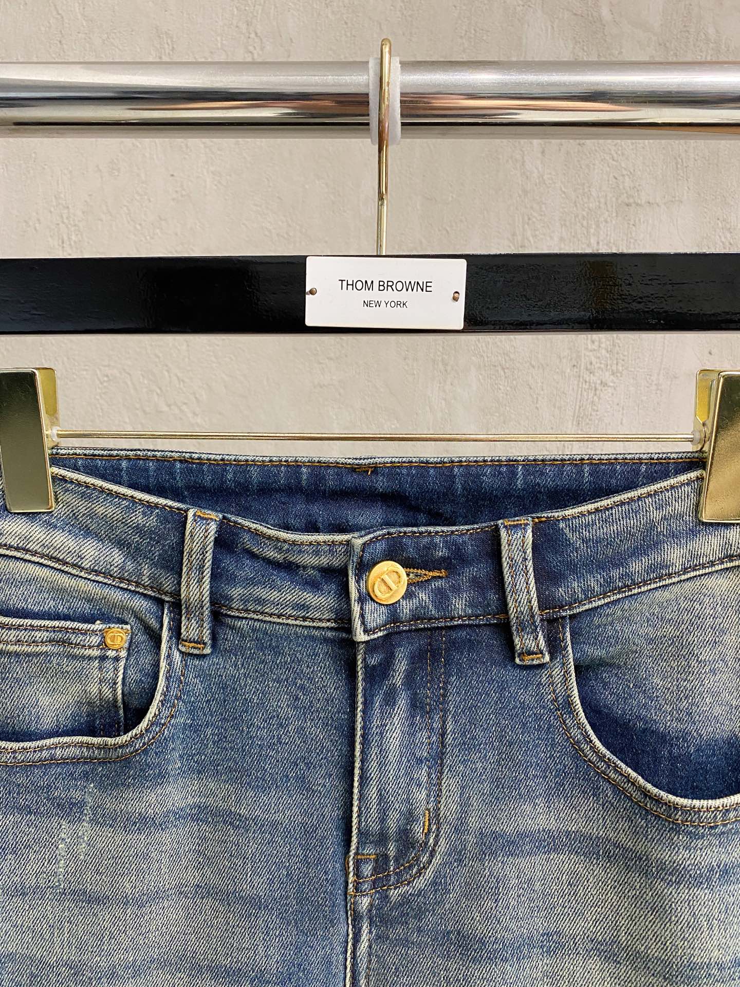 专柜🆕2025秋冬设计推荐 热卖牛仔裤🆕柔软亲肤面料 奢华头层牛皮腰牌 经典蓝洗水 专柜限量款 奢华感订