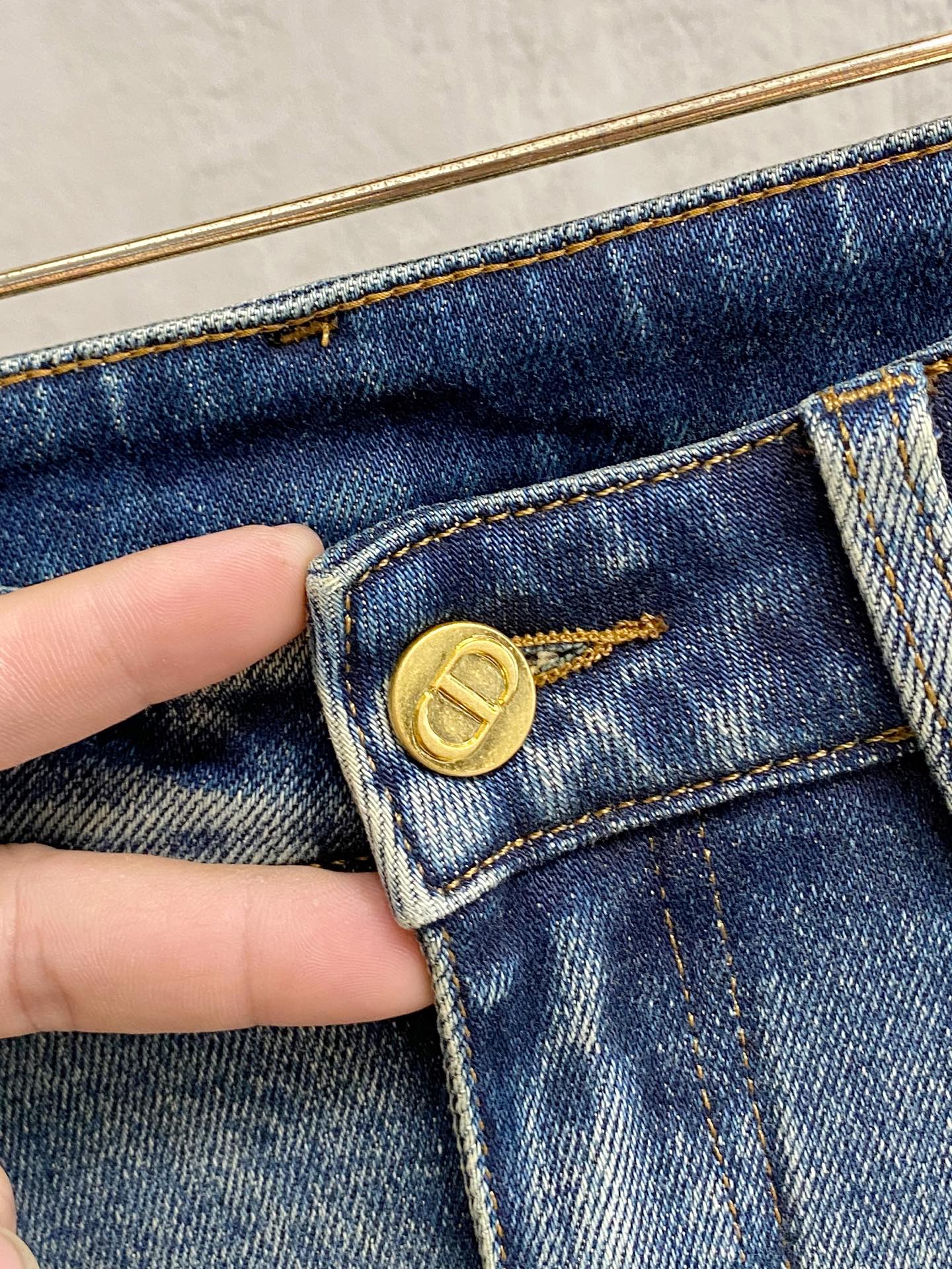 专柜🆕2025秋冬设计推荐 热卖牛仔裤🆕柔软亲肤面料 奢华头层牛皮腰牌 经典蓝洗水 专柜限量款 奢华感订