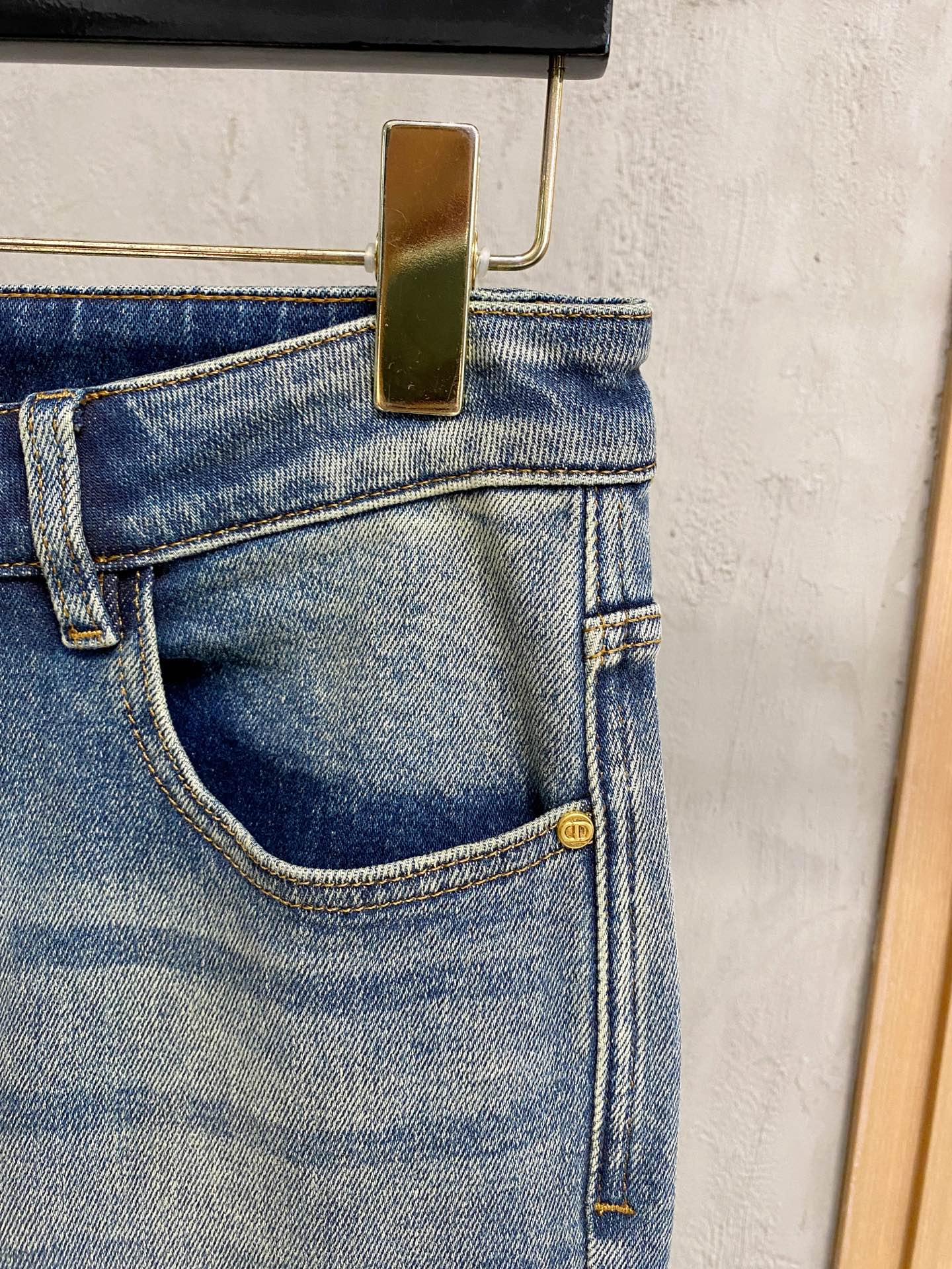 专柜🆕2025秋冬设计推荐 热卖牛仔裤🆕柔软亲肤面料 奢华头层牛皮腰牌 经典蓝洗水 专柜限量款 奢华感订