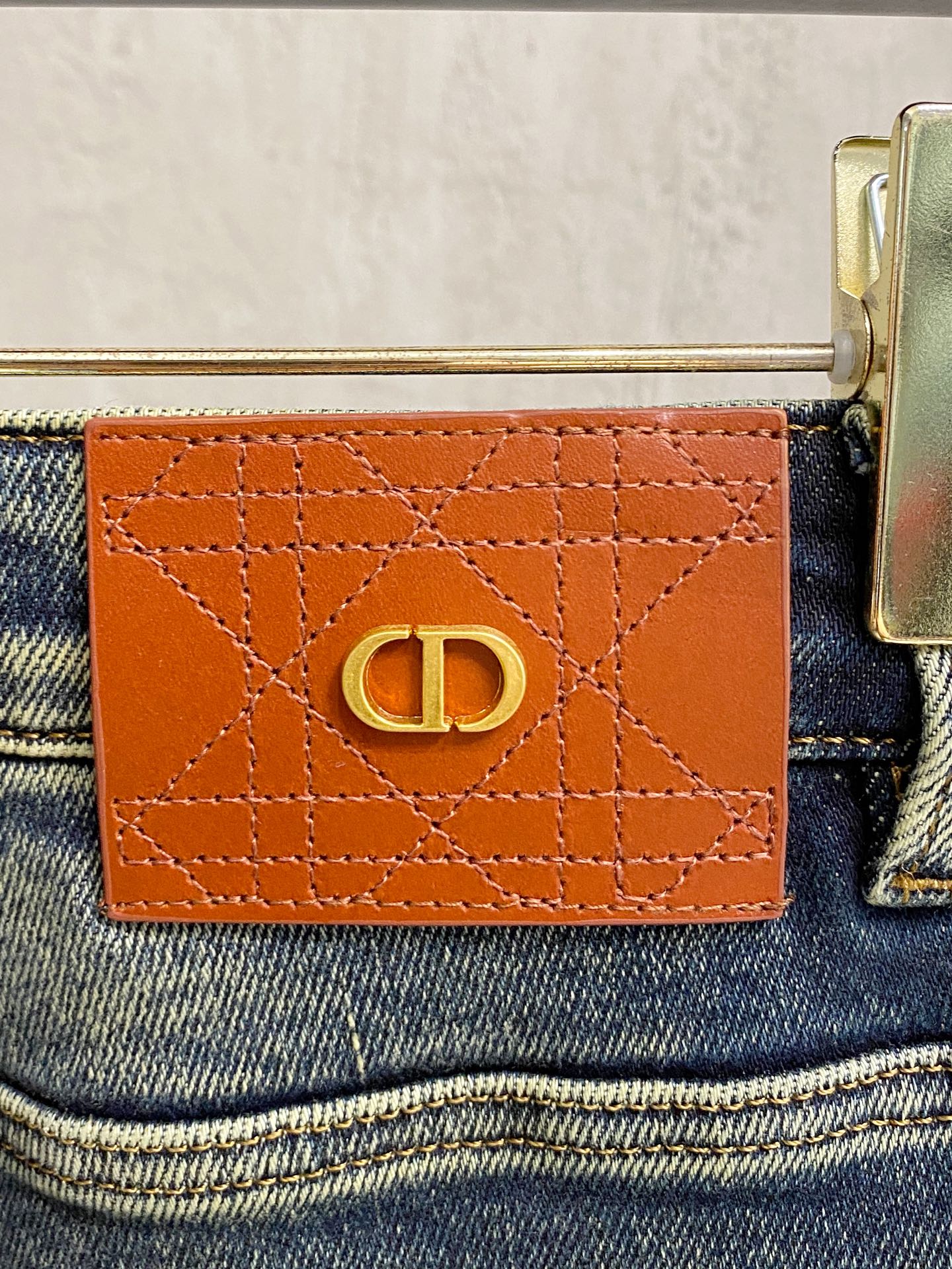 专柜🆕2025秋冬设计推荐 热卖牛仔裤🆕柔软亲肤面料 奢华头层牛皮腰牌 经典蓝洗水 专柜限量款 奢华感订