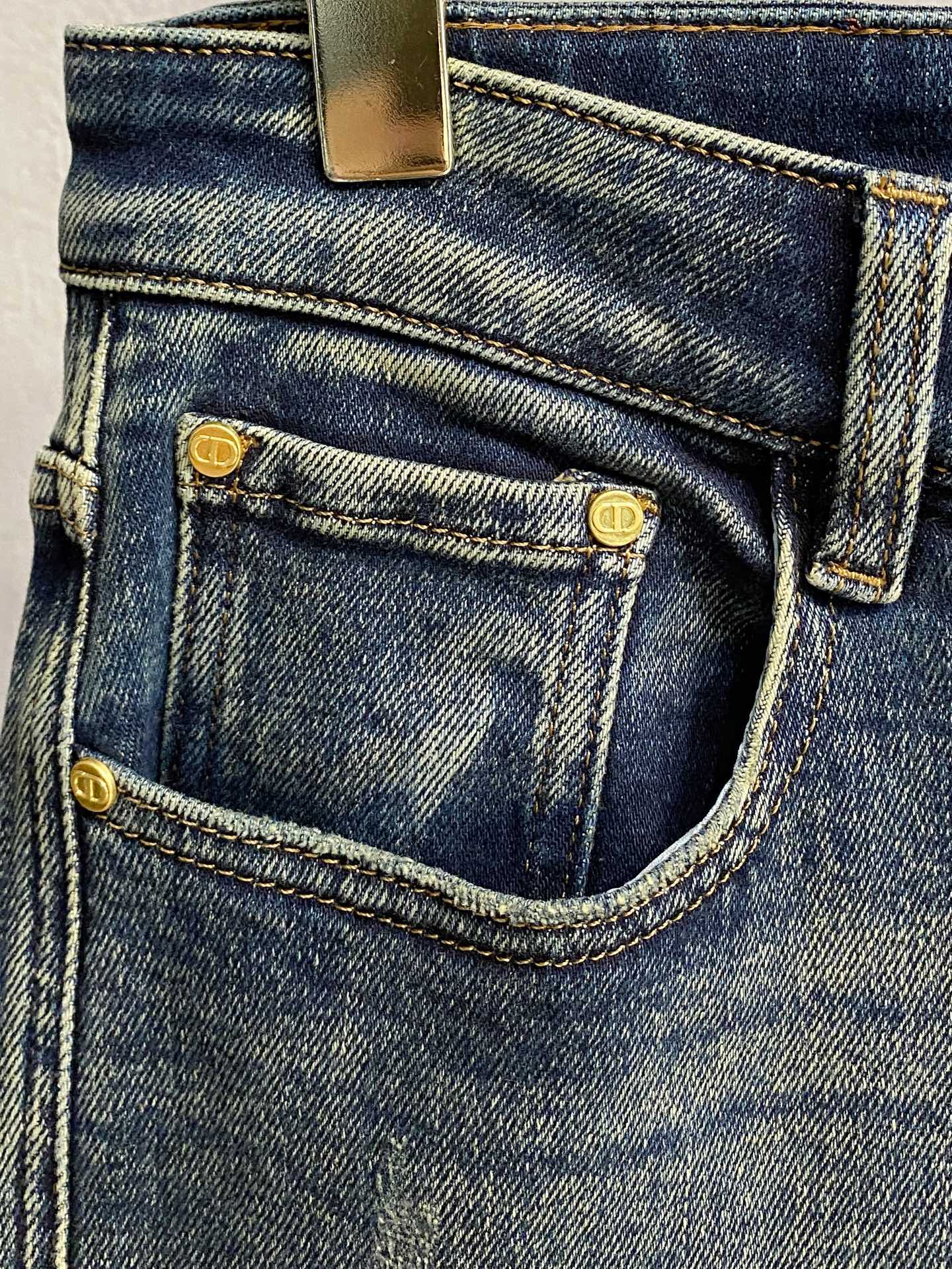 专柜🆕2025秋冬设计推荐 热卖牛仔裤🆕柔软亲肤面料 奢华头层牛皮腰牌 经典蓝洗水 专柜限量款 奢华感订