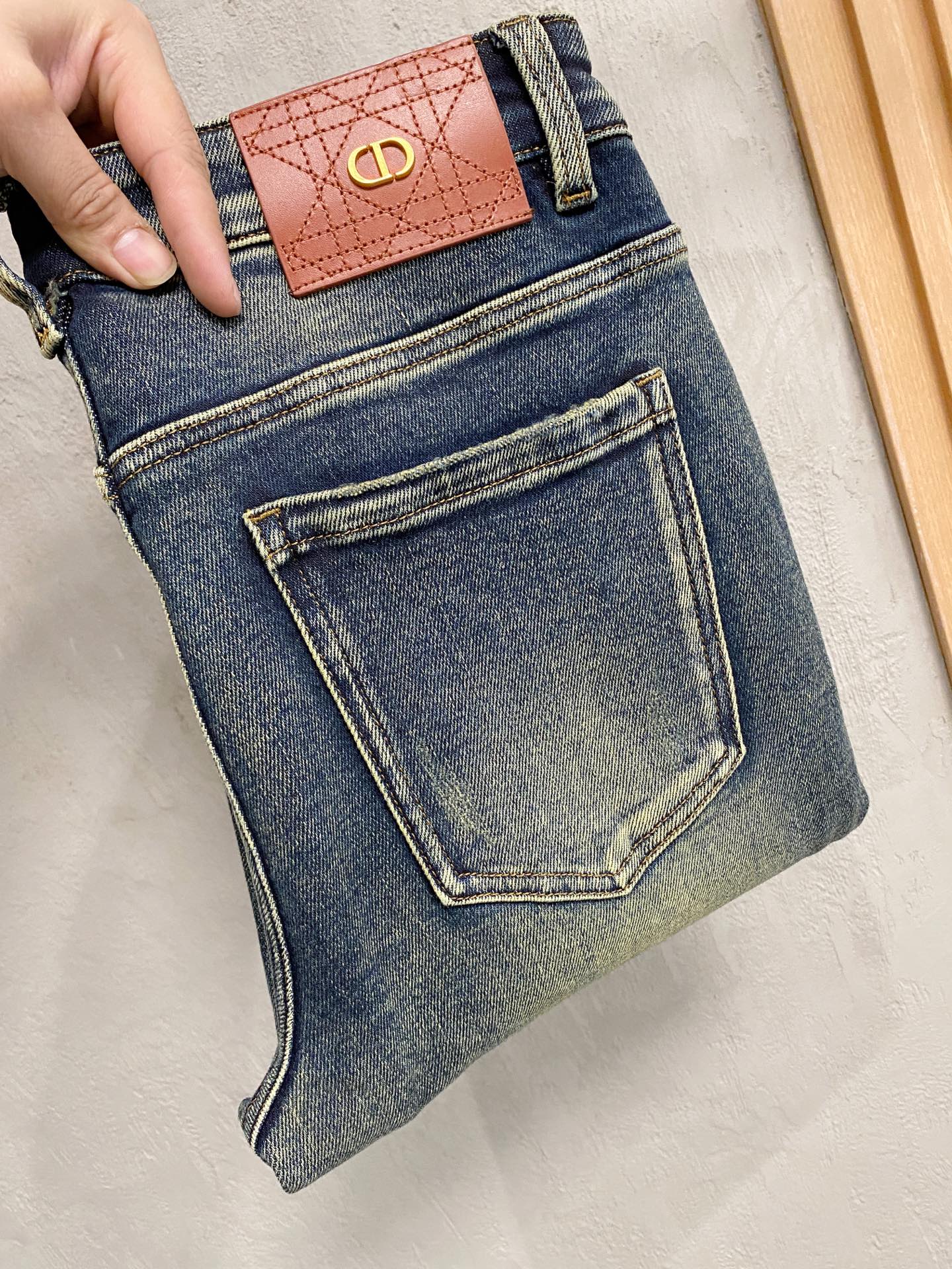 专柜🆕2025秋冬设计推荐 热卖牛仔裤🆕柔软亲肤面料 奢华头层牛皮腰牌 经典蓝洗水 专柜限量款 奢华感订