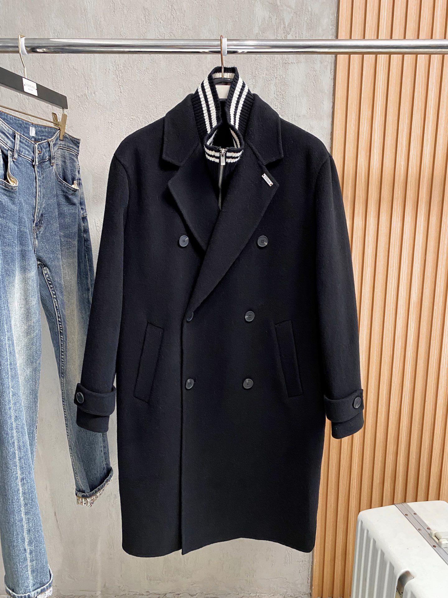 NO:647639,ZZ Zegna 25FW new wool coat for autumn and winter, wool coat interprets the elegance and warmth of winter] The winter wind brings biting and chill, but it also brings fashion opportunities. When the classic herringbone pattern meets wool fabric, a unique coat emerges, adding an irresistible charm to your winter outfit.  With the herringbone texture as the design highlight, the unique pattern seems to tell the story of the years, adding a retro and literary atmosphere to the overall look. Its style is simple yet grand, and the smooth lines outline an elegant outline. Whether it is worn open to show casualness, or buttoned up to create a neat look, it can easily control various styles.  What’s even more surprising is that this coat can be worn with a stand-up collar. The stand-up collar design can not only provide warm protection for your neck in the cold wind, but also instantly enhance your aura and make you stand out from the crowd. When the cold wind blows, stand the collar high, as if you are building a warm barrier for yourself, while still maintaining a sense of fashion.  The choice of fabric is the essence of this coat. The blend of wool and cashmere combines the stiffness of wool with the softness of cashmere. Wool gives the coat good support and warmth, making it able to withstand the severe cold of winter; while the addition of cashmere makes the coat more delicate and skin-friendly to the touch, as if it is wrapped in a layer of soft clouds. This blended fabric is not only comfortable to wear, but also has a high-quality texture, showing a high-quality style.  In terms of color, we have carefully blended two classic tones, dark gray and light coffee. Dark gray is calm and restrained, suitable for you who pursue low-key luxury; light coffee is warm and soft, adding a warm color to winter. No matter what style lover you are, you can find your favorite choice in these two colors. Size M-3XL, zegna, alexander wang19860909ZZ杰尼亚25FW秋冬新款羊毛大衣,羊毛大衣演绎冬日的优雅与温暖】冬日的风,带着凛冽与寒意,却也吹来了时尚的契机.当经典的人字纹邂逅羊毛面料,一件别具一格的大衣应运而生,为你的冬日穿搭增添一抹难以抗拒的魅力. 以人字纹理为设计亮点,独特的纹路仿佛在诉说着岁月的故事,为整体造型增添了复古与文艺的气息.它的款式外形简约而不失大气,流畅的线条勾勒出优雅的轮廓,无论是敞开穿展现随性,还是系上扣子塑造利落感,都能轻松驾驭各种风格. 更令人惊喜的是,这款大衣可以实现立领的穿搭方式.立领的设计不仅能在寒风中为你的脖颈提供温暖的守护,还能瞬间提升气场,让你在人群中脱颖而出.当寒风乍起,将领子高高立起,仿佛为自己筑起一道温暖的屏障,同时又不失时尚感. 而面料的选择,更是这款大衣的精髓所在.羊毛与山羊绒的混纺,兼具了羊毛的挺括与山羊绒的柔软.羊毛赋予了大衣良好的支撑性和保暖性,使其能够抵御冬日的严寒；而山羊绒的加入,则让大衣在触感上更加细腻亲肤,仿佛被一层轻柔的云朵包裹.这种混纺面料不仅穿着舒适,而且质感上乘,彰显出高品质的格调. 在色彩上,我们精心调配了深灰与浅咖两种经典色调.深灰,沉稳内敛,适合追求低调奢华的你；浅咖,温暖柔和,为冬日增添一抹温馨的色彩.无论你是哪种风格爱好者,都能在这两款颜色中找到属于自己的心仪之选. 码数M-3XL,,zegna,alexander wang,Men's clothing