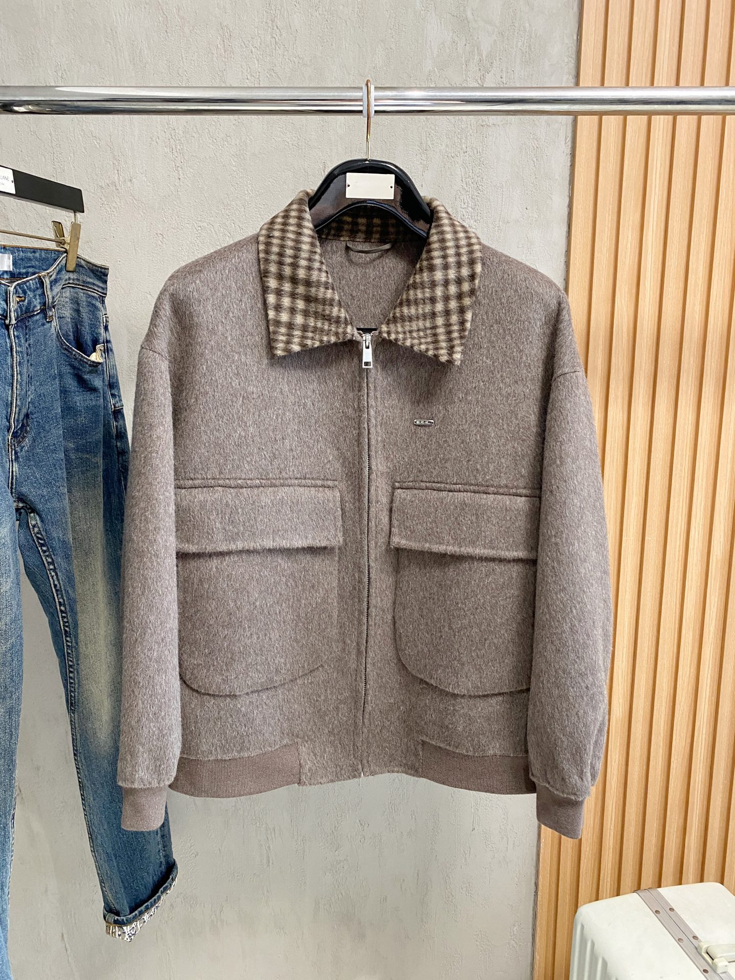 NO:647627,ZZ Zegna 25FW new wool coat for autumn and winter, wool coat interprets the elegance and warmth of winter] The winter wind brings biting and chill, but it also brings fashion opportunities. When the classic herringbone pattern meets wool fabric, a unique coat emerges, adding an irresistible charm to your winter outfit.  With the herringbone texture as the design highlight, the unique pattern seems to tell the story of the years, adding a retro and literary atmosphere to the overall look. Its style is simple yet grand, and the smooth lines outline an elegant outline. Whether it is worn open to show casualness, or buttoned up to create a neat look, it can easily control various styles.  What’s even more surprising is that this coat can be worn with a stand-up collar. The stand-up collar design can not only provide warm protection for your neck in the cold wind, but also instantly enhance your aura and make you stand out from the crowd. When the cold wind blows, stand the collar high, as if you are building a warm barrier for yourself, while still maintaining a sense of fashion.  The choice of fabric is the essence of this coat. The blend of wool and cashmere combines the stiffness of wool with the softness of cashmere. Wool gives the coat good support and warmth, making it able to withstand the severe cold of winter; while the addition of cashmere makes the coat more delicate and skin-friendly to the touch, as if it is wrapped in a layer of soft clouds. This blended fabric is not only comfortable to wear, but also has a high-quality texture, showing a high-quality style.  In terms of color, we have carefully blended two classic tones, dark gray and light coffee. Dark gray is calm and restrained, suitable for you who pursue low-key luxury; light coffee is warm and soft, adding a warm color to winter. No matter what style lover you are, you can find your favorite choice in these two colors. Size M-3XL, zegna, alexander wang19860909ZZ杰尼亚25FW秋冬新款羊毛大衣,羊毛大衣演绎冬日的优雅与温暖】冬日的风,带着凛冽与寒意,却也吹来了时尚的契机.当经典的人字纹邂逅羊毛面料,一件别具一格的大衣应运而生,为你的冬日穿搭增添一抹难以抗拒的魅力. 以人字纹理为设计亮点,独特的纹路仿佛在诉说着岁月的故事,为整体造型增添了复古与文艺的气息.它的款式外形简约而不失大气,流畅的线条勾勒出优雅的轮廓,无论是敞开穿展现随性,还是系上扣子塑造利落感,都能轻松驾驭各种风格. 更令人惊喜的是,这款大衣可以实现立领的穿搭方式.立领的设计不仅能在寒风中为你的脖颈提供温暖的守护,还能瞬间提升气场,让你在人群中脱颖而出.当寒风乍起,将领子高高立起,仿佛为自己筑起一道温暖的屏障,同时又不失时尚感. 而面料的选择,更是这款大衣的精髓所在.羊毛与山羊绒的混纺,兼具了羊毛的挺括与山羊绒的柔软.羊毛赋予了大衣良好的支撑性和保暖性,使其能够抵御冬日的严寒；而山羊绒的加入,则让大衣在触感上更加细腻亲肤,仿佛被一层轻柔的云朵包裹.这种混纺面料不仅穿着舒适,而且质感上乘,彰显出高品质的格调. 在色彩上,我们精心调配了深灰与浅咖两种经典色调.深灰,沉稳内敛,适合追求低调奢华的你；浅咖,温暖柔和,为冬日增添一抹温馨的色彩.无论你是哪种风格爱好者,都能在这两款颜色中找到属于自己的心仪之选. 码数M-3XL,,zegna,alexander wang,Men's clothing