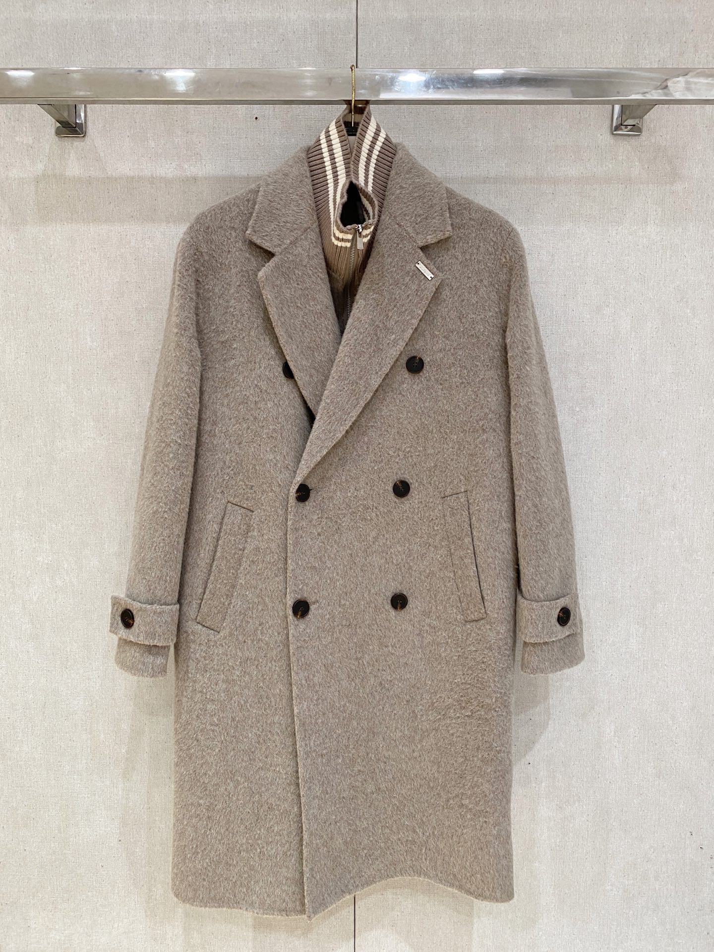 NO:685529,Jeni wool coat interprets the elegance and warmth of winter] The winter wind brings biting and chill, but it also brings fashion opportunities. When the classic herringbone pattern meets the blended fabric of wool and cashmere, a unique coat emerges, adding an irresistible charm to your winter outfit.  With the herringbone texture as the design highlight, the unique pattern seems to tell the story of the years, adding a retro and literary atmosphere to the overall look. Its style is simple yet grand, and the smooth lines outline an elegant outline. Whether it is worn open to show casualness, or buttoned up to create a neat look, it can easily control various styles.  What’s even more surprising is that this coat can be worn with a stand-up collar. The stand-up collar design can not only provide warm protection for your neck in the cold wind, but also instantly enhance your aura and make you stand out from the crowd. When the cold wind blows, stand the collar high, as if you are building a warm barrier for yourself, while still maintaining a sense of fashion.  The choice of fabric is the essence of this coat. The blend of wool and cashmere combines the stiffness of wool with the softness of cashmere. Wool gives the coat good support and warmth, making it able to withstand the severe cold of winter; while the addition of cashmere makes the coat more delicate and skin-friendly to the touch, as if it is wrapped in a layer of soft clouds. This blended fabric is not only comfortable to wear, but also has a high-quality texture, showing a high-quality style.  In terms of color, we have carefully blended two classic tones, dark gray and light coffee. Dark gray is calm and restrained, suitable for you who pursue low-key luxury; light coffee is warm and soft, adding a warm color to winter. No matter what style lover you are, you can find your favorite choice in these two colors. Size M-3XLFFF001 FFF001,,zegna,19860909杰尼羊毛大衣演绎冬日的优雅与温暖】冬日的风,带着凛冽与寒意,却也吹来了时尚的契机.当经典的人字纹邂逅羊毛与山羊绒的混纺面料,一件别具一格的大衣应运而生,为你的冬日穿搭增添一抹难以抗拒的魅力. 以人字纹理为设计亮点,独特的纹路仿佛在诉说着岁月的故事,为整体造型增添了复古与文艺的气息.它的款式外形简约而不失大气,流畅的线条勾勒出优雅的轮廓,无论是敞开穿展现随性,还是系上扣子塑造利落感,都能轻松驾驭各种风格. 更令人惊喜的是,这款大衣可以实现立领的穿搭方式.立领的设计不仅能在寒风中为你的脖颈提供温暖的守护,还能瞬间提升气场,让你在人群中脱颖而出.当寒风乍起,将领子高高立起,仿佛为自己筑起一道温暖的屏障,同时又不失时尚感. 而面料的选择,更是这款大衣的精髓所在.羊毛与山羊绒的混纺,兼具了羊毛的挺括与山羊绒的柔软.羊毛赋予了大衣良好的支撑性和保暖性,使其能够抵御冬日的严寒；而山羊绒的加入,则让大衣在触感上更加细腻亲肤,仿佛被一层轻柔的云朵包裹.这种混纺面料不仅穿着舒适,而且质感上乘,彰显出高品质的格调. 在色彩上,我们精心调配了深灰与浅咖两种经典色调.深灰,沉稳内敛,适合追求低调奢华的你；浅咖,温暖柔和,为冬日增添一抹温馨的色彩.无论你是哪种风格爱好者,都能在这两款颜色中找到属于自己的心仪之选. 码数M-3XLFFF001 FFF001,,zegna,,Men's clothing