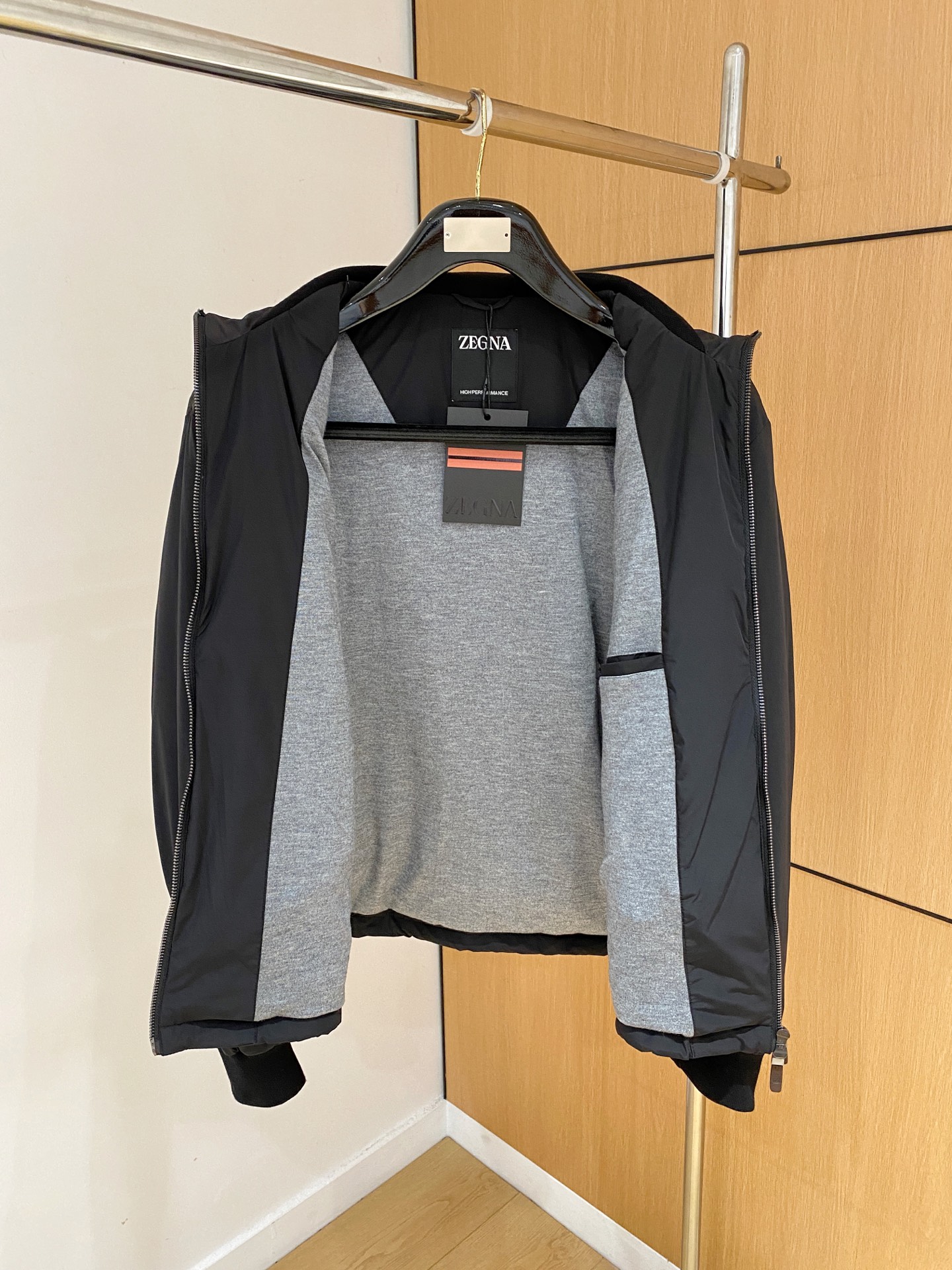 顶级品质>（羽绒系列)专柜官网同步发售！辅料全部原版定制出品，贸易公司真品订单。高级定制进口面料，以天然