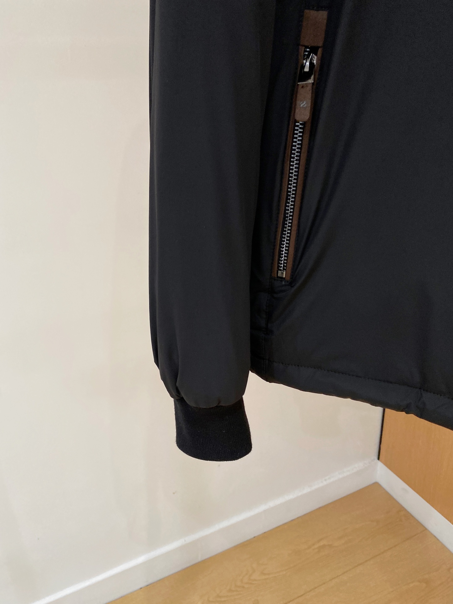 顶级品质>（羽绒系列)专柜官网同步发售！辅料全部原版定制出品，贸易公司真品订单。高级定制进口面料，以天然