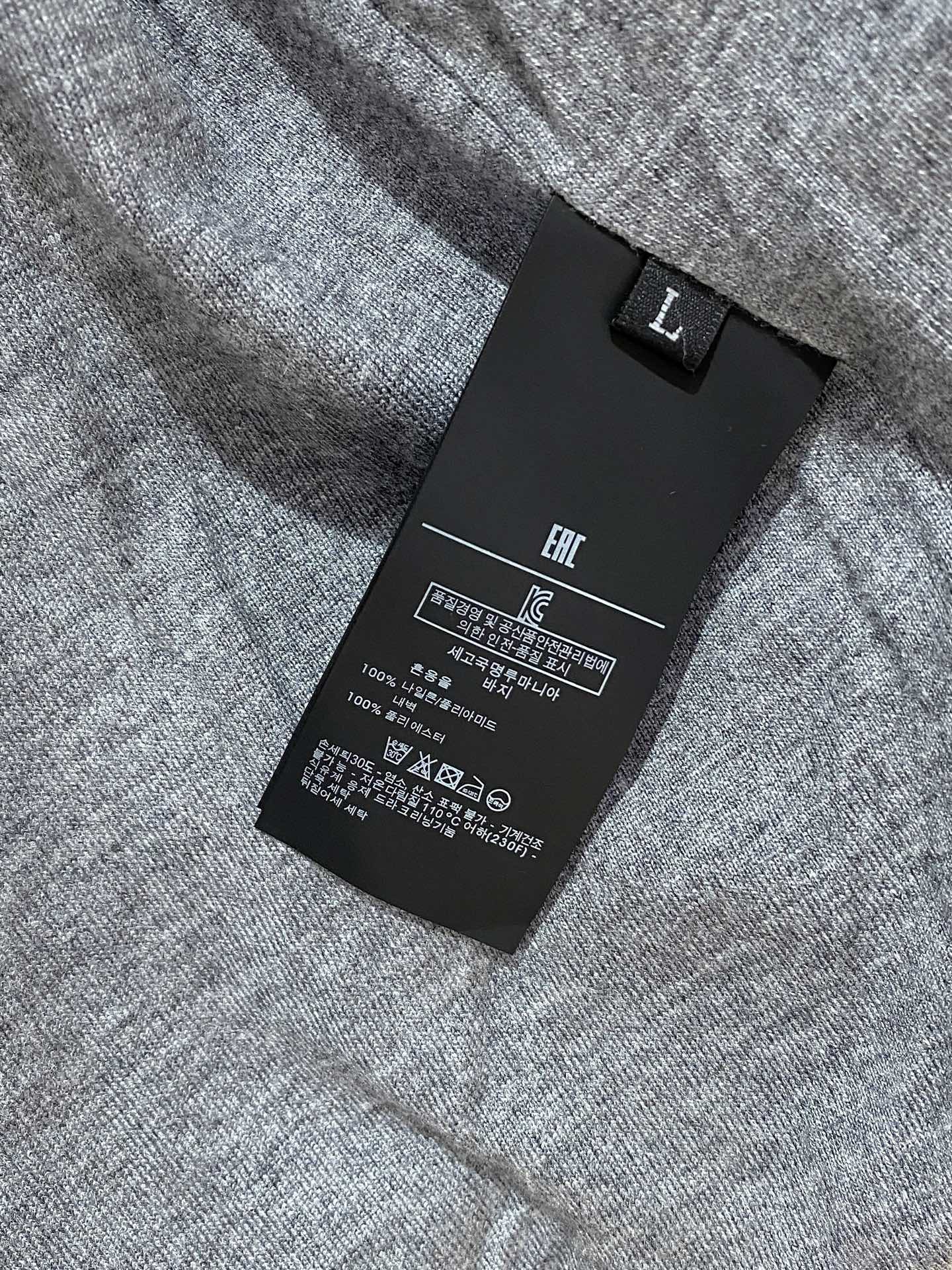 顶级品质>（羽绒系列)专柜官网同步发售！辅料全部原版定制出品，贸易公司真品订单。高级定制进口面料，以天然