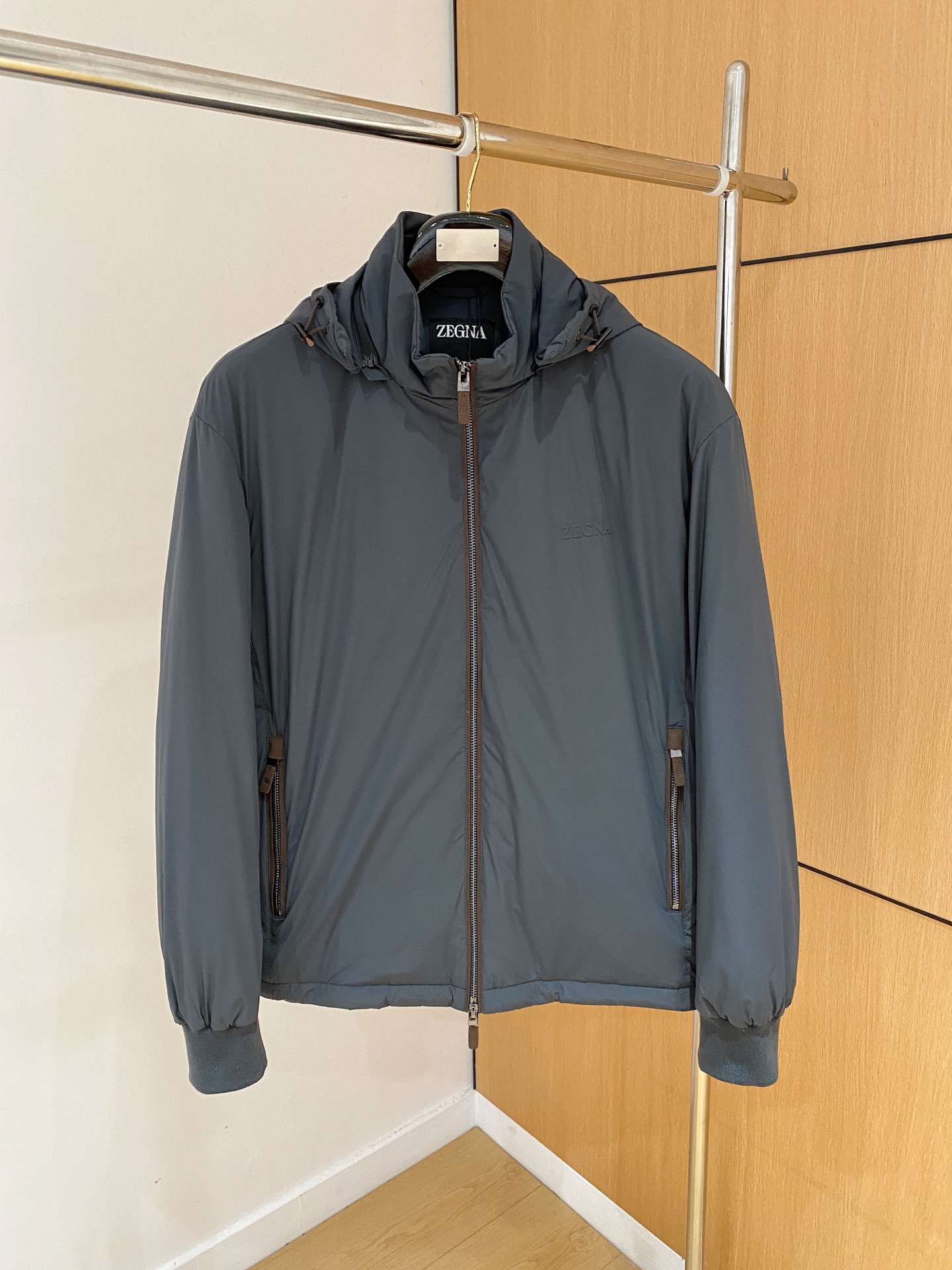 顶级品质>（羽绒系列)专柜官网同步发售！辅料全部原版定制出品，贸易公司真品订单。高级定制进口面料，以天然