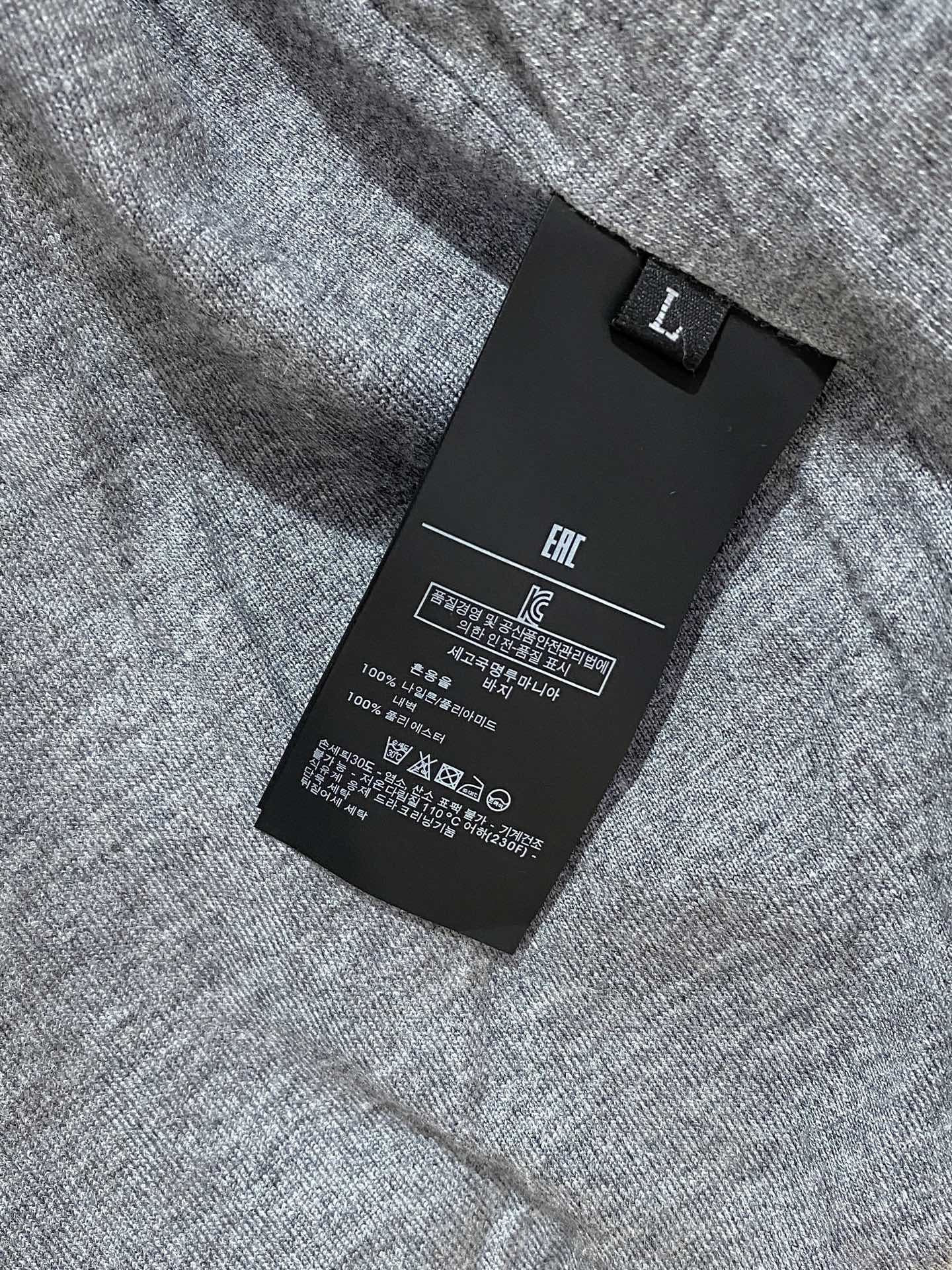 顶级品质>（羽绒系列)专柜官网同步发售！辅料全部原版定制出品，贸易公司真品订单。高级定制进口面料，以天然