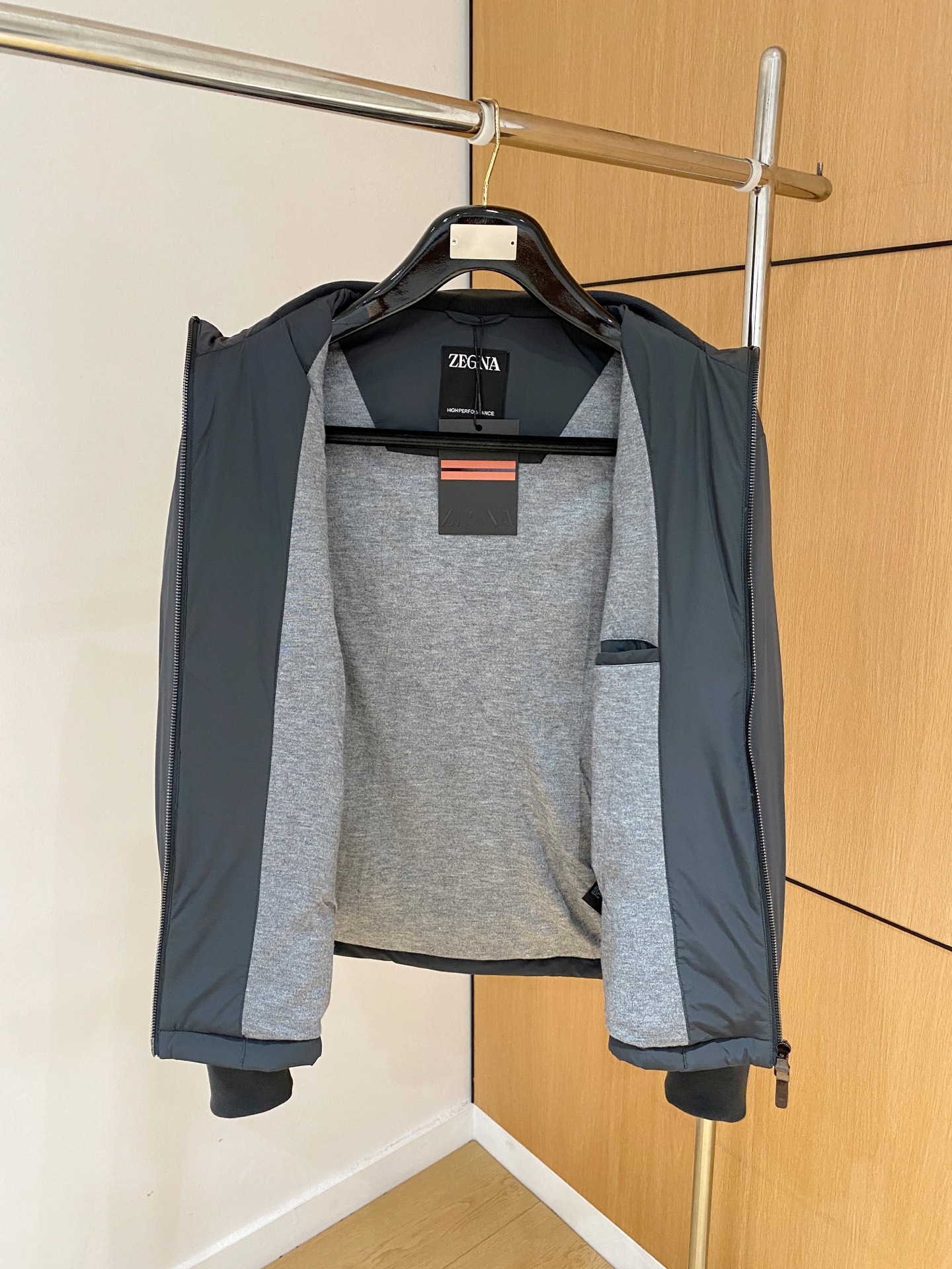 顶级品质>（羽绒系列)专柜官网同步发售！辅料全部原版定制出品，贸易公司真品订单。高级定制进口面料，以天然