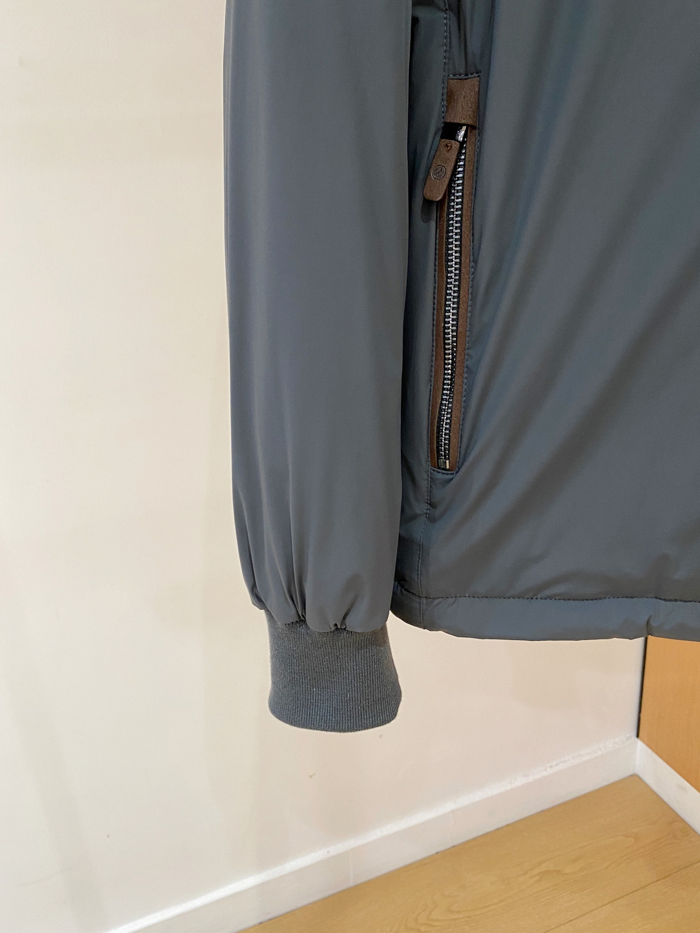 顶级品质>（羽绒系列)专柜官网同步发售！辅料全部原版定制出品，贸易公司真品订单。高级定制进口面料，以天然