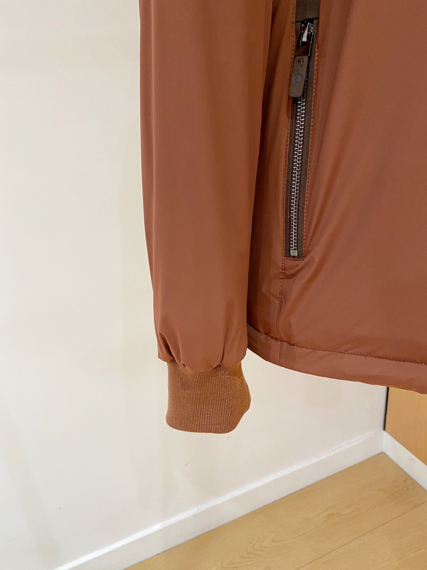 顶级品质>（羽绒系列)专柜官网同步发售！辅料全部原版定制出品，贸易公司真品订单。高级定制进口面料，以天然