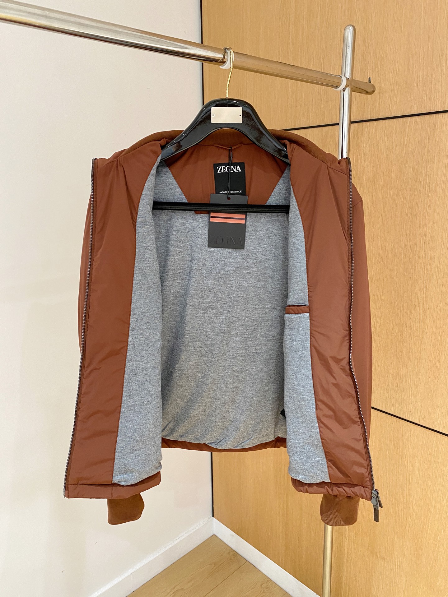 顶级品质>（羽绒系列)专柜官网同步发售！辅料全部原版定制出品，贸易公司真品订单。高级定制进口面料，以天然