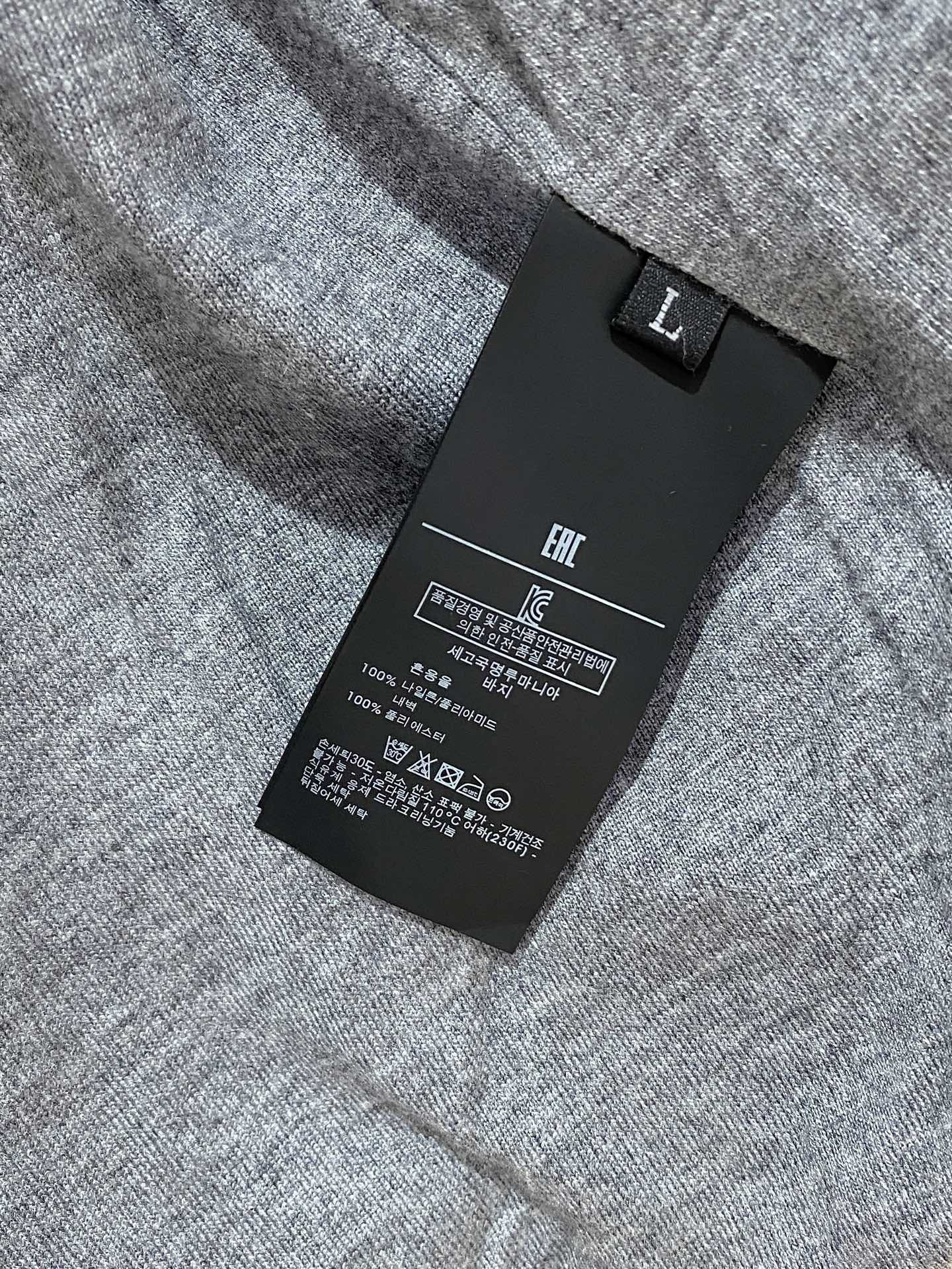 顶级品质>（羽绒系列)专柜官网同步发售！辅料全部原版定制出品，贸易公司真品订单。高级定制进口面料，以天然