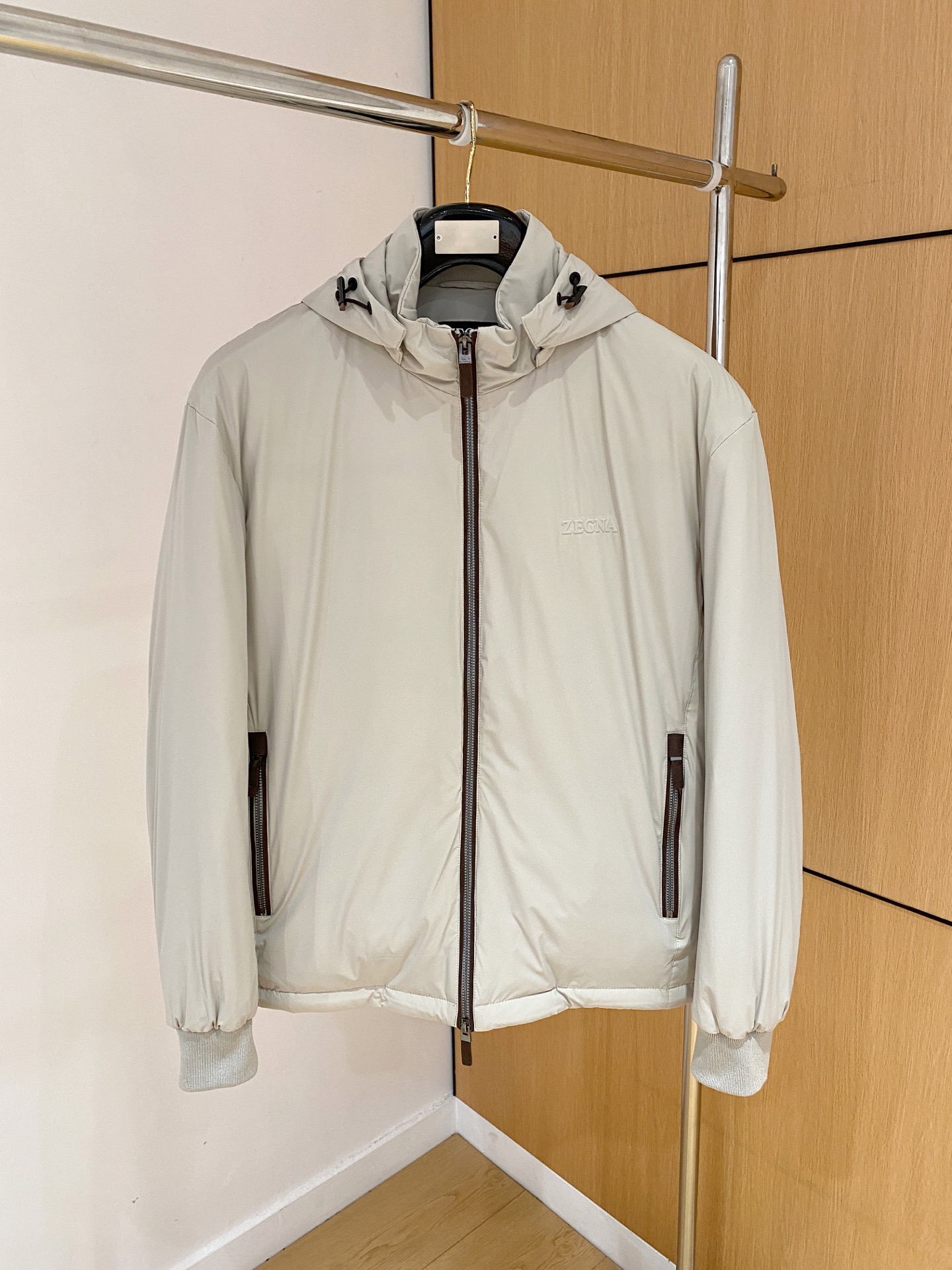 NO:600982,Top quality> (Down series) is on sale simultaneously on the official website of the counter! The accessories are all original and custom-made, genuine orders from trading companies. Advanced custom-made imported fabrics, extracted from natural plant fibers, are lighter and thinner than ordinary cotton fabrics, soft to the touch and comfortable to wear. It is not easy to irritate the skin at all. The fabric has good hygroscopicity and breathability. Size: 48-56,,down jacket,alexander wang19860909顶级品质>（羽绒系列)专柜官网同步发售！辅料全部原版定制出品,贸易公司真品订单.高级定制进口面料,以天然植物纖維提炼出来,比一般棉织物轻薄 手感柔软,穿着舒适 完全不易有刺激皮肤 面料吸湿性、透气性良好 尺码: 48-56,,down jacket,alexander wang,Men's clothing