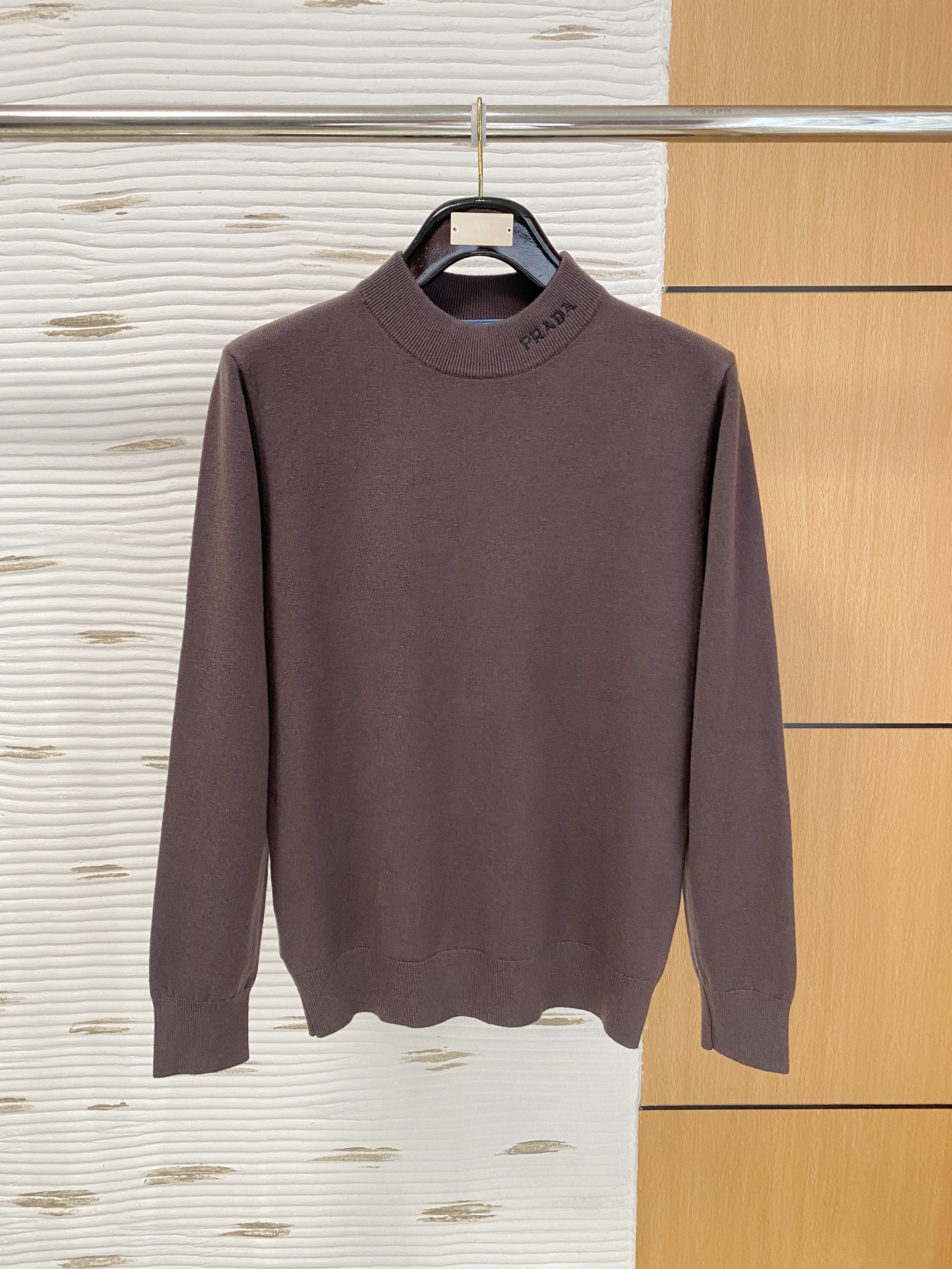 P245 普拉达PRADA 秋冬新款 圆领羊毛衫 男女通穿情侣👩🏻❤️👨秋冬必备款 甄选羊毛混纺高级原材料,手感软糯细腻,高级质感立现,匠心毛织工艺制作,版型挺括有型,不畏任何年龄段,内搭单穿之不二选择,值得推荐 尺码:M-4XL,