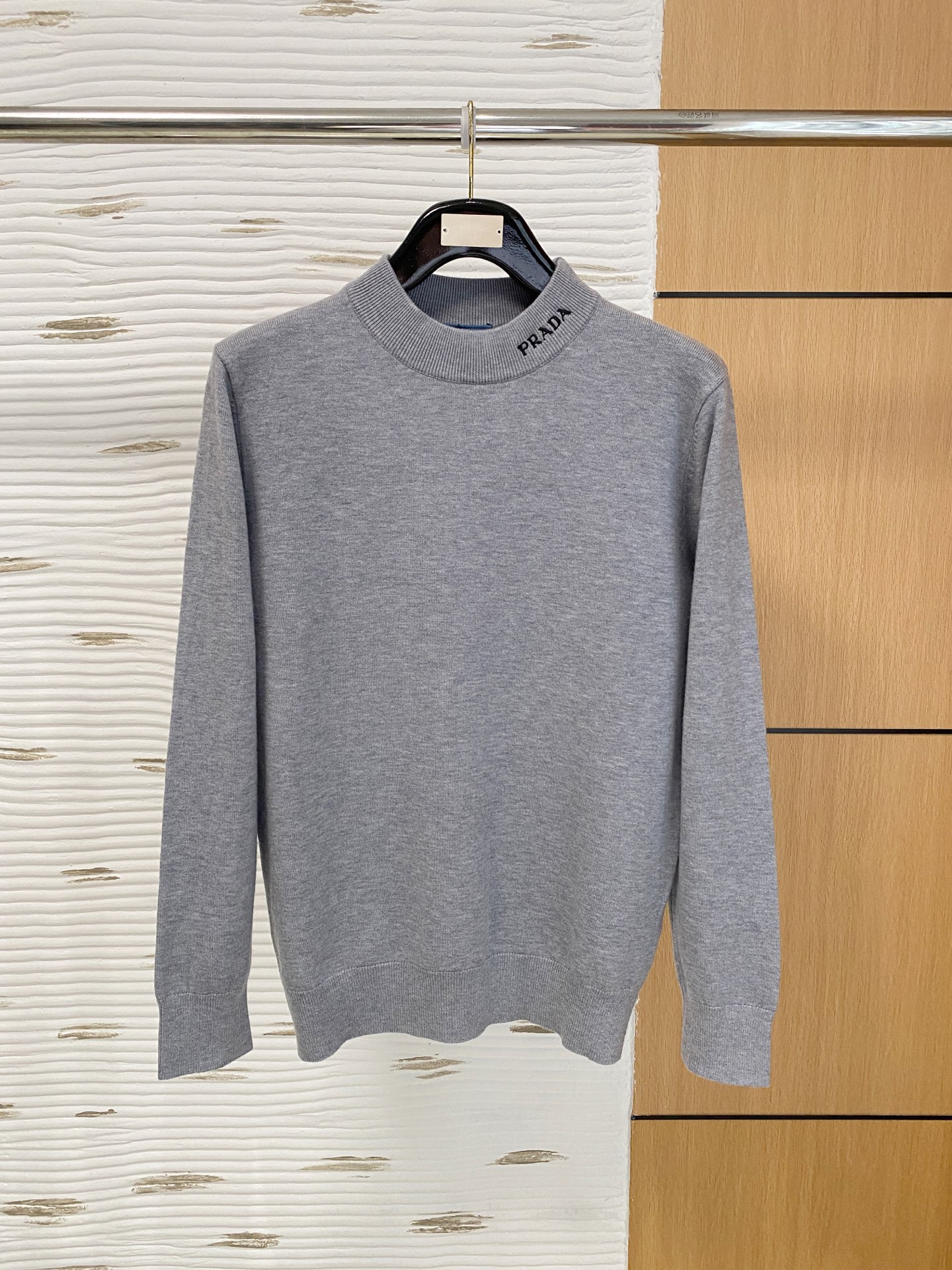 P245 普拉达PRADA 秋冬新款 圆领羊毛衫 男女通穿情侣👩🏻❤️👨秋冬必备款 甄选羊毛混纺高级原材料,手感软糯细腻,高级质感立现,匠心毛织工艺制作,版型挺括有型,不畏任何年龄段,内搭单穿之不二选择,值得推荐 尺码:M-4XL,