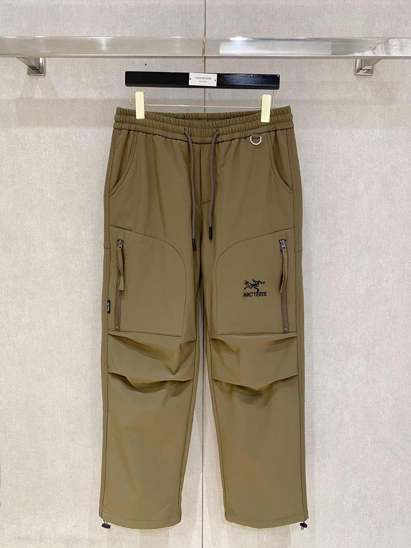 NO:662686,Arc'teryx fleece pants for autumn and winter [new product] new casual pants and sweatpants, embroidered with the iconic brand logo on the pants, customized brand-engraved hardware accessories, highlighting the brand style, carefully crafted from imported fabrics, soft, comfortable and breathable, fashionable and casual items, versatile and good-looking. Sizes: M-3XL, arc'teryx,  19860909始祖鸟加绒裤秋冬【新品】新款休闲裤卫裤,裤身上刺绣标志性品牌标识,客供定制品牌刻印五金配件,彰显品牌格调,进口面料精心打造,柔软舒适透气,时尚休闲单品,百搭好看.尺码:M-3XL,arc'teryx, ,Men's clothing