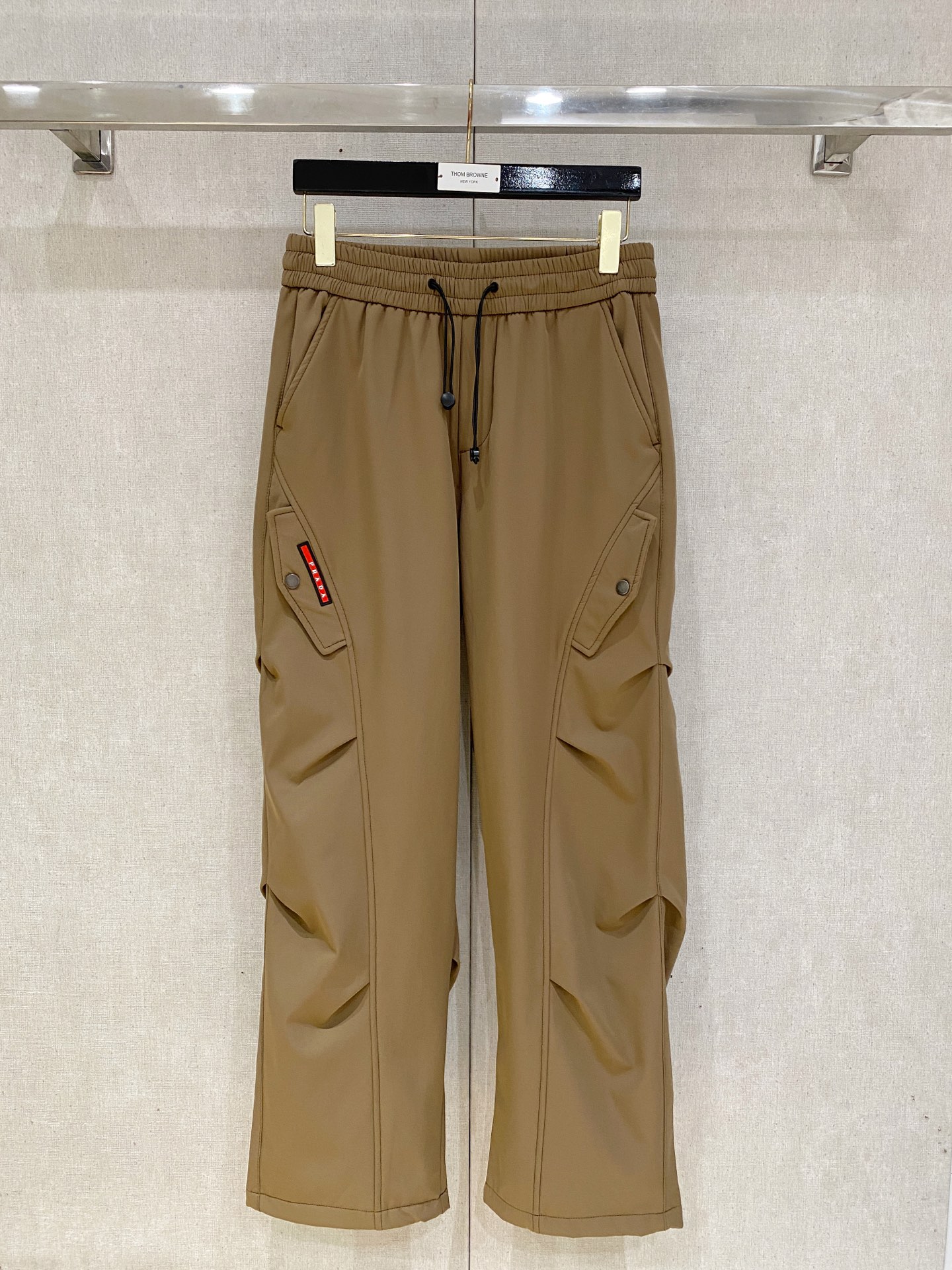 NO:662691,Prada fleece pants for autumn and winter [new product] new casual pants and sweatpants, embroidered with the iconic brand logo on the pants, customized brand-engraved hardware accessories, highlighting the brand style, carefully crafted from imported fabrics, soft, comfortable and breathable, fashionable and casual items, versatile and good-looking. Sizes: M-3XL, prada,  19860909普拉达加绒裤秋冬【新品】新款休闲裤卫裤,裤身上刺绣标志性品牌标识,客供定制品牌刻印五金配件,彰显品牌格调,进口面料精心打造,柔软舒适透气,时尚休闲单品,百搭好看.尺码:M-3XL,,prada, ,Men's clothing