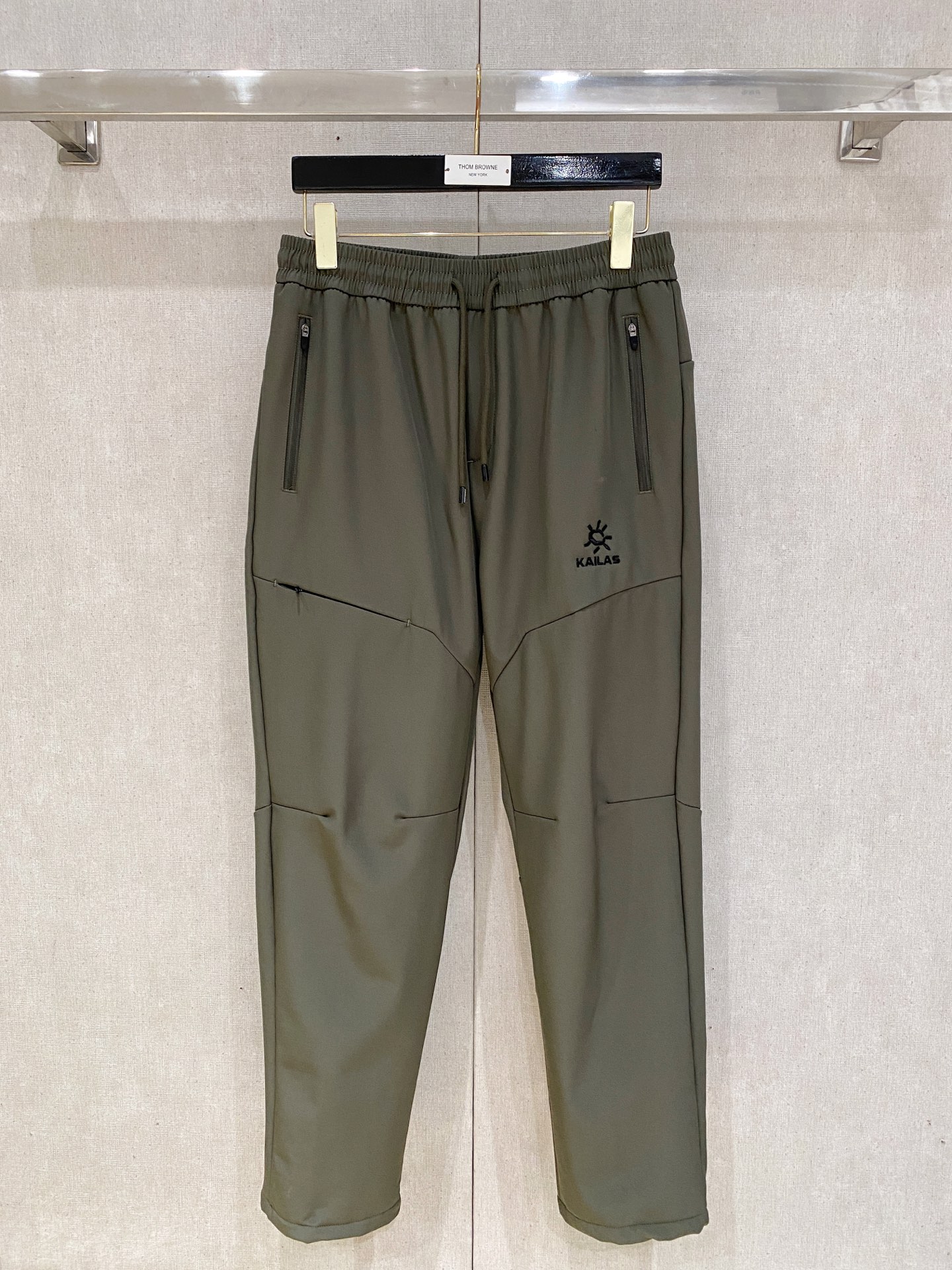 NO:662676,Kailer stone plus fleece pants for autumn and winter [new product] new casual pants and sweatpants, embroidered with the iconic brand logo on the pants, customized brand-engraved hardware accessories for customers, highlighting the brand style, carefully crafted from imported fabrics, soft, comfortable and breathable, fashionable and casual items, versatile and good-looking. Size: M-3XL,,  19860909凯乐石加绒裤秋冬【新品】新款休闲裤卫裤,裤身上刺绣标志性品牌标识,客供定制品牌刻印五金配件,彰显品牌格调,进口面料精心打造,柔软舒适透气,时尚休闲单品,百搭好看.尺码:M-3XL,, ,Men's clothing