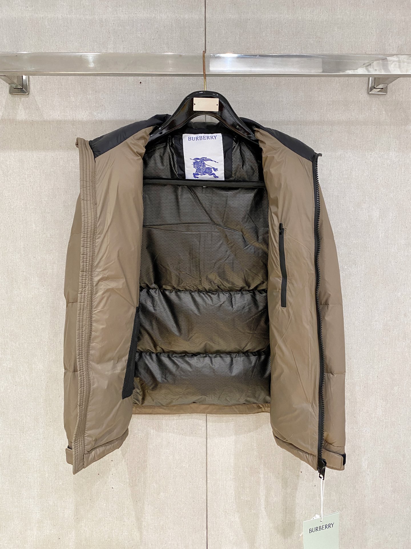 巴宝莉 冬季新品🌟时尚顶级羽绒服填充进口羽绒朵，100%市面最高品质，进口面料，里布最高标准，绝不跑绒，