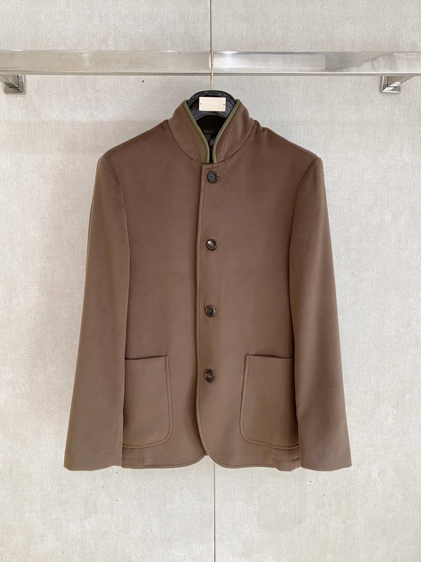 NO:711935,Top quality> (Tencel Wool) can be sold simultaneously on the official website of the counter after the new year! All auxiliary materials are original custom-made and genuine orders from trading companies. Advanced custom-made imported fabrics are extracted from natural plant fibers. They are lighter and thinner than ordinary cotton fabrics. They are soft to the touch and comfortable to wear. They are not easy to irritate the skin at all. The fabric has good hygroscopicity and breathability. Size: 48-56,,19860909可年后顶级品质>(天丝羊毛)专柜官网同步发售！辅料全部原版定制出品,贸易公司真品订单.高级定制进口面料,以天然植物纖維提炼出来,比一般棉织物轻薄 手感柔软,穿着舒适 完全不易有刺激皮肤 面料吸湿性、透气性良好 尺码: 48-56,,,Men's clothing