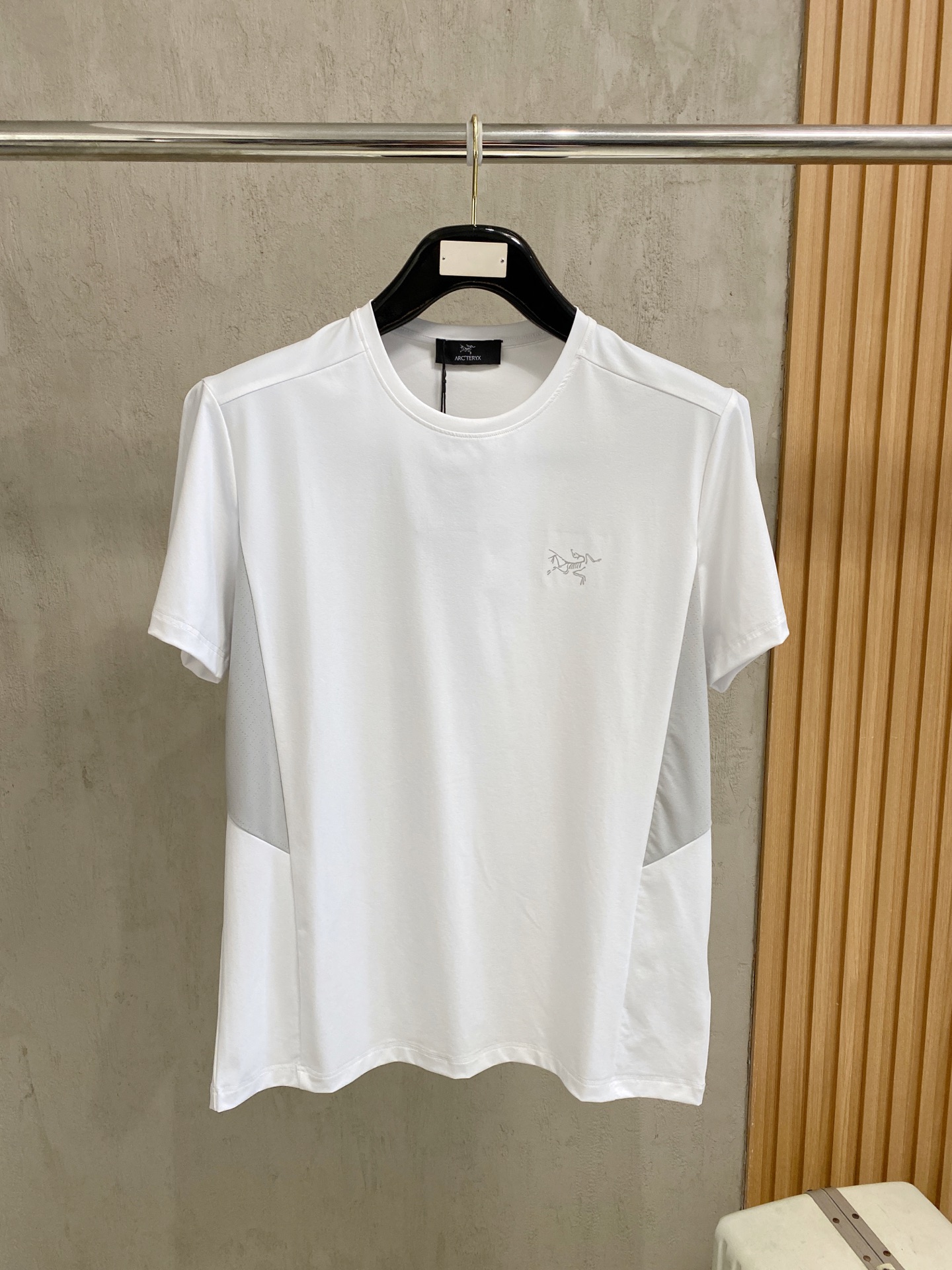 NO:727507,Supports the new Arc’teryx 2026ss model after the year. It is super attractive and stylish. It is the first in the industry to create a high-end urban casual sports style. The upper body can carry all styles and combinations. Same style for men and women. Size S-2XL.19860909支持年后Arc’teryx 2026ss新款 超级耐看有型 业内首发,打造高端都市休闲运动风格,上身可以承载一切的风格搭配,男女同款 码数S-2XL,,,Men's clothing