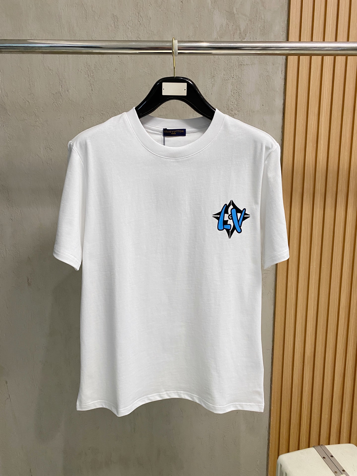 NO:727579,Support the 2026SS new products after the year, donkey brand lv men's new round neck short sleeves, Hong Kong foreign company channel products, high-end high-end products, high-end luxury platinum-level single products, new official products in 26 years, limited sales in Europe!  The vision is quite elegant and fashionable, the recognition is quite distinct, retro and fashionable, very refined and high-end, perfectly flaunting the brand identity, and full of charm. From the main fabric to the detailed craftsmanship, everything shows the ingenuity of fashion, interpreting the essence of fashion to the extreme!  We provide customers with high-grade imported custom-woven fabrics for ready-made garments, which have perfect combination of comfort and breathability. The tactile experience is self-evident, and you can enjoy the ultimate luxury!  Familiar color matching, excellent compatibility, full of luxury and temperament on the upper body, full of style. Sizes S-2XL (the higher version has a turtle back on the back), louis vuitton, louis vuitton, T-shirt,19860909支持年后2026SS新品驴牌lv男士新款圆领短袖,香港洋行渠道货,重磅高端臻品,高奢品鉴白金级单品,26年官柜新品,欧洲区域限量售卖款！视觉相当雅致时髦,辨识度颇为鲜明,复古且时髦,非常精致而高级,完美标榜了品牌身份,细品韵味十足,从主体面料到细节工艺,无一不彰显时装的匠心所在,将时装的精髓阐释到极致！客供高级进口成衣定织面料,舒适性与透气性完美兼备,触感体验不言而喻,奢华极致享受！轻熟的配色,兼容性优越,上身满满的奢贵感和气质感,型款十足.尺码S-2XL（高版本背后有龟背）,,louis vuitton,louis vuitton,T-shirt,,Men's clothing