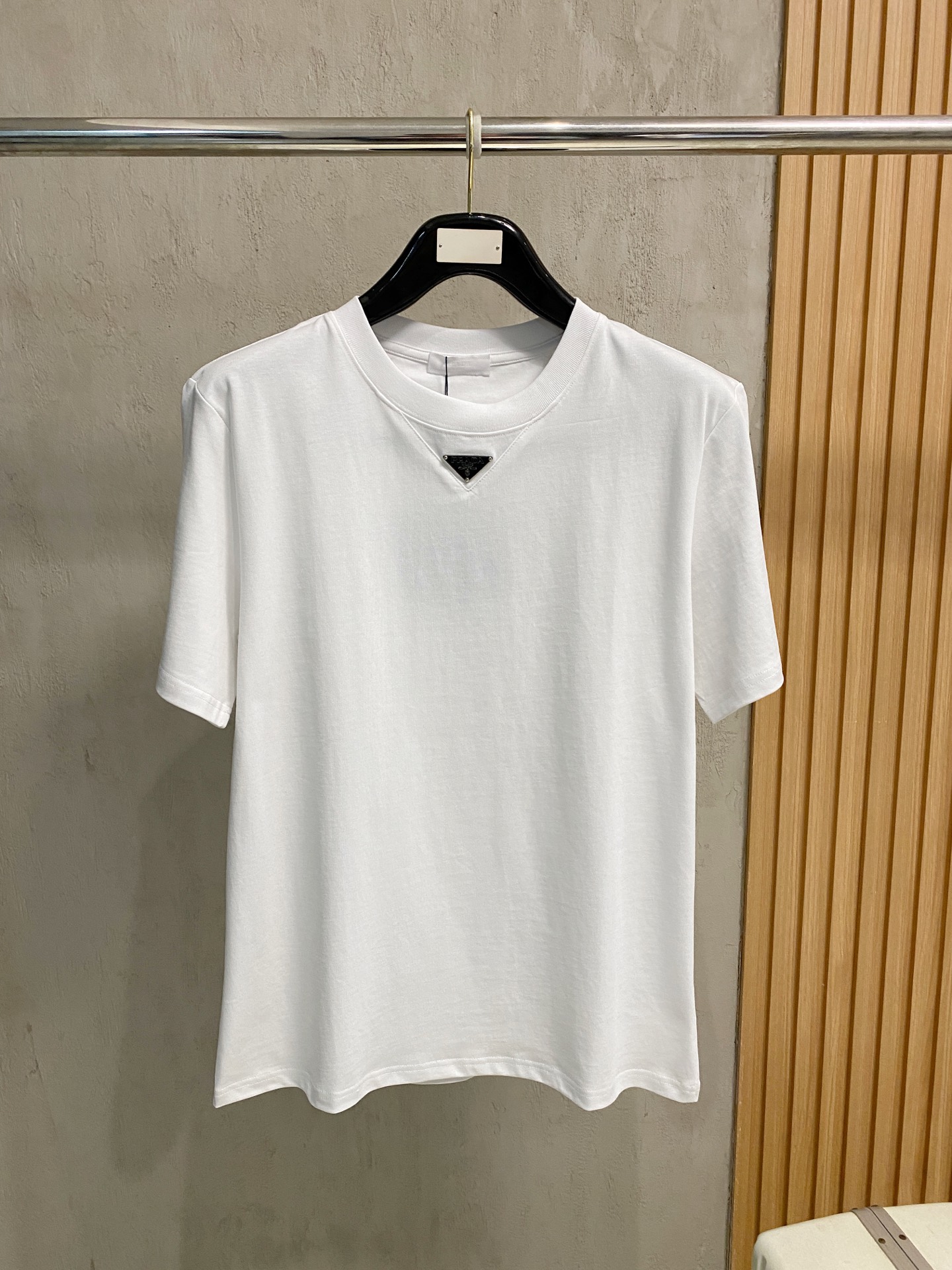 NO:727559,Support the new Prada 26ss spring and summer new classic logo coated enamel metal triangle logo short-sleeved T-shirt. The front chest is decorated with the brand's classic iconic triangle metal logo embellishment, which is very recognizable. It is an evergreen style, minimalist and versatile. The upper body is comfortable and breathable, soft, delicate and micro-elastic, high-quality fabric; color black, white, size S-2XL (higher version has turtleback on the back),, prada, T-shirt, tees, t-shirt,19860909支持年后Prada 26ss春夏新品经典标识涂珐琅金属三角形徽标短袖T恤,正面胸前饰有品牌经典标志性三角形金属标点缀超有辨识度,常青款、极简百搭,上身舒适透气、柔软细腻微弹、高品质面料； 颜色黑色、白色 尺码S-2XL（高版本背后有龟背）,,prada,T-shirt,tees，t-shirt,,Men's clothing