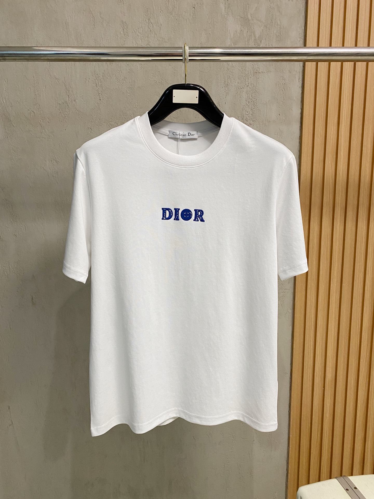 NO:727517,Support the Dior Dior 2026ss spring and summer new debut counter in the new year, the latest short-sleeved round neck T-shirt, high-end customization, avant-garde and fashionable design!  Soft to the touch. Comfortable to wear. Exquisite counter-level stitching. Exquisite workmanship. The upper body effect is incomparably handsome!  A must-have item for a stylish man!  Color Black White Size S-2XL,,dior,dior,T-shirt,tees,t-shirt,19860909支持年后Dior迪奥 2026ss 春夏新款首发专柜最新款短袖圆领T恤 高端订制 设计前卫时尚！手感柔软.穿着舒适.专柜级别精致车线.做工精细.上身效果无敌帅气！型男必备单品！ 颜色黑色 白色 码数S-2XL,,dior,dior,T-shirt,tees，t-shirt,,Men's clothing