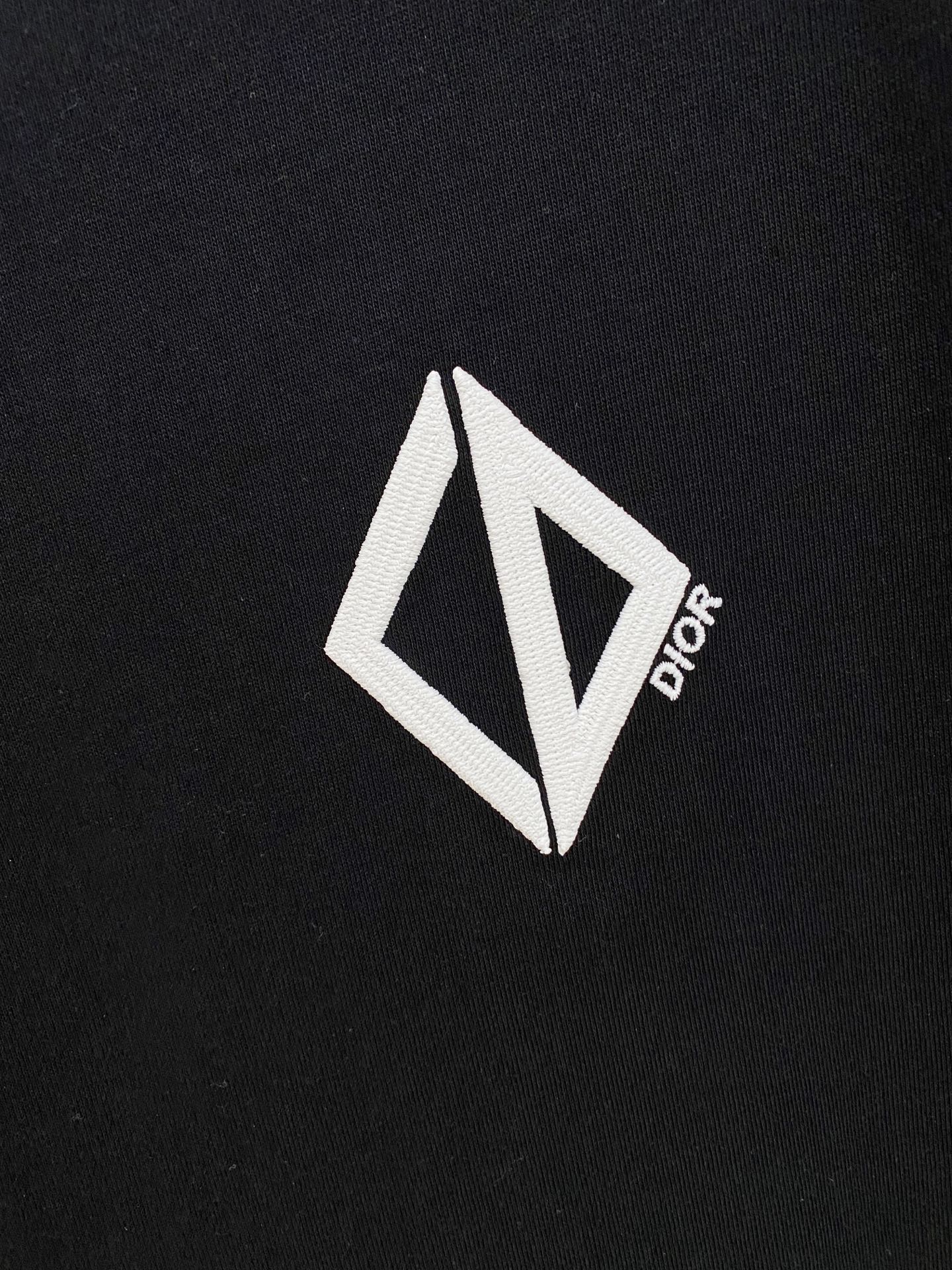 🌾退换# 迪奥Dior26春夏新品专柜首发最新款短袖圆领T恤 高端订制 设计前卫时尚！品牌logo重工艺