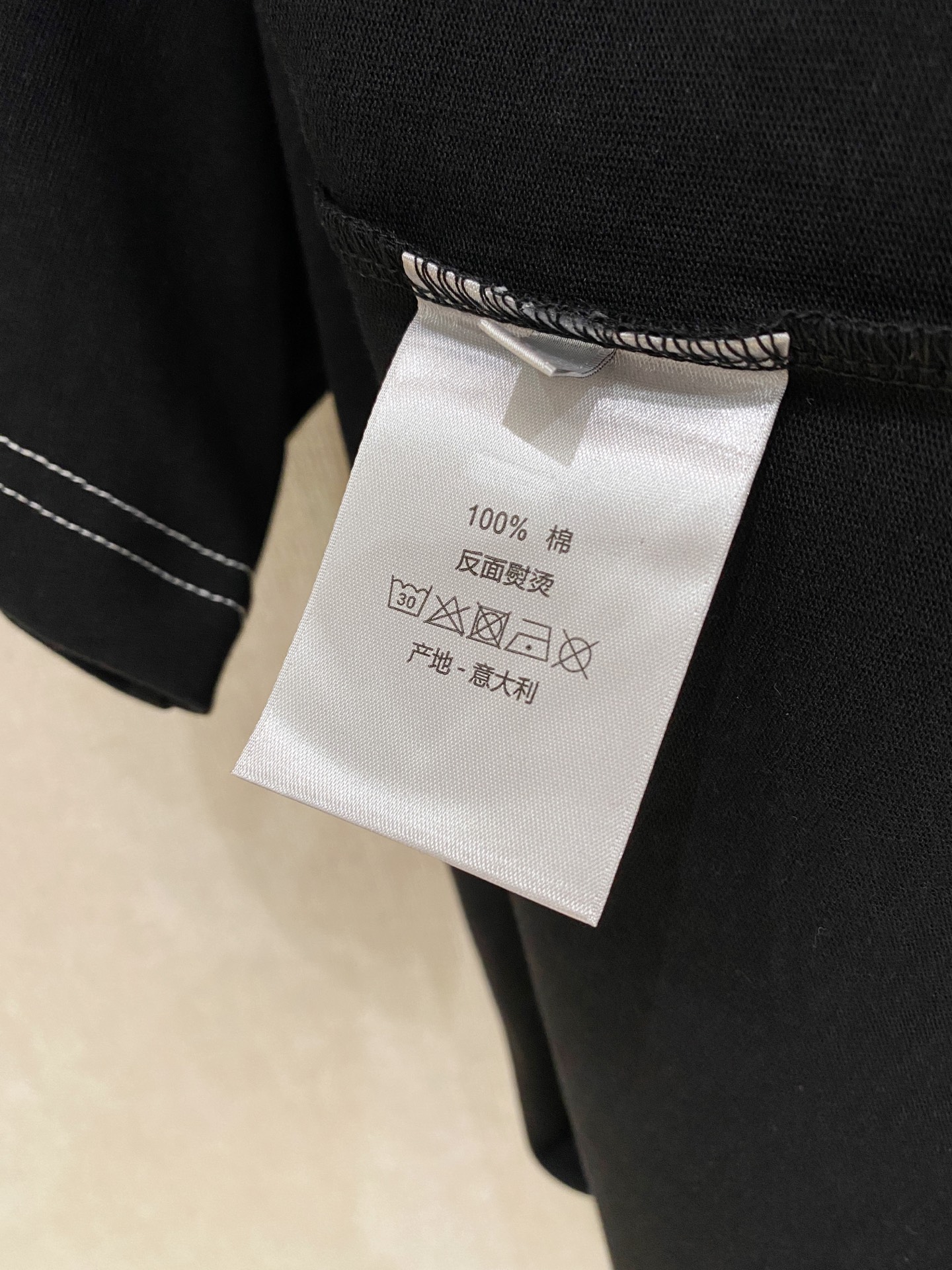 🌾退换# 迪奥Dior26春夏新品专柜首发最新款短袖圆领T恤 高端订制 设计前卫时尚！品牌logo重工艺