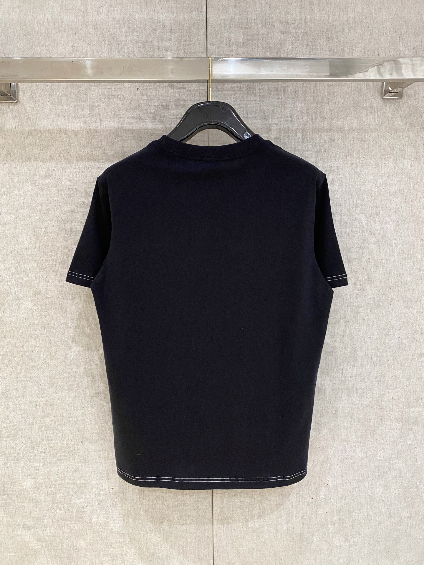 🌾退换# 迪奥Dior26春夏新品专柜首发最新款短袖圆领T恤 高端订制 设计前卫时尚！品牌logo重工艺